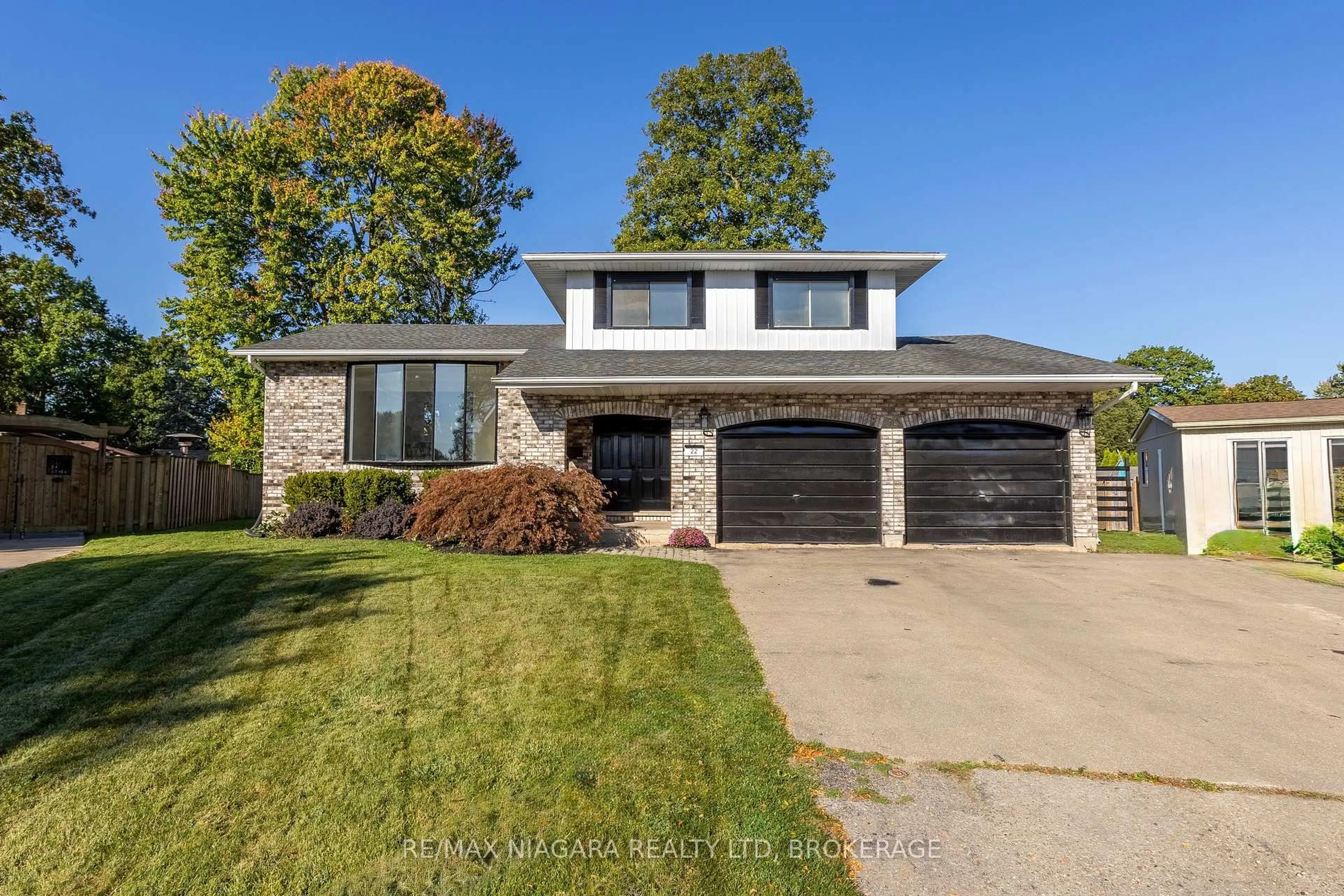 Home with brick exterior material, street for 22 Little John Crt, Welland Ontario L3C 5X2