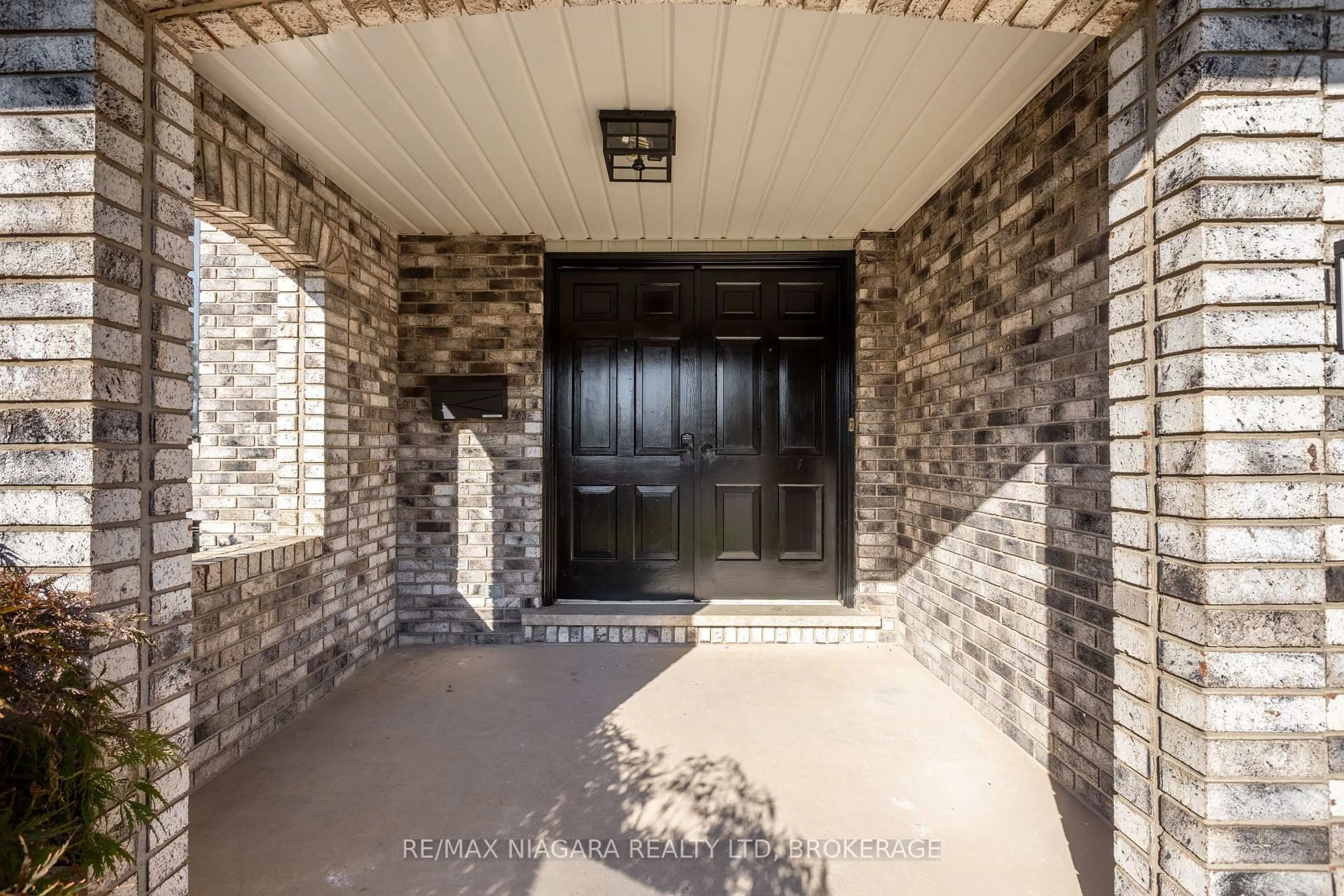 Indoor entryway for 22 Little John Crt, Welland Ontario L3C 5X2