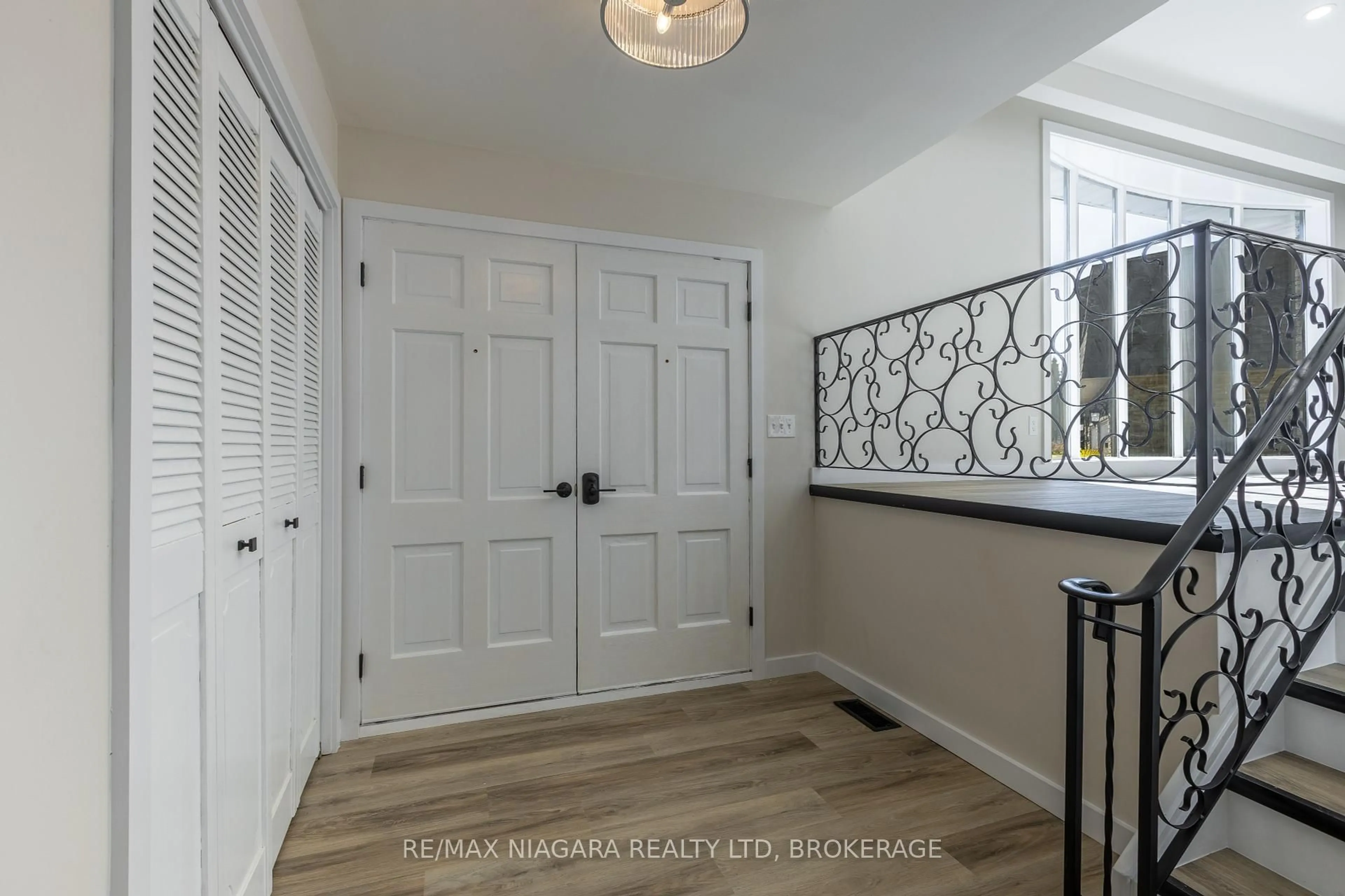 Indoor entryway for 22 Little John Crt, Welland Ontario L3C 5X2