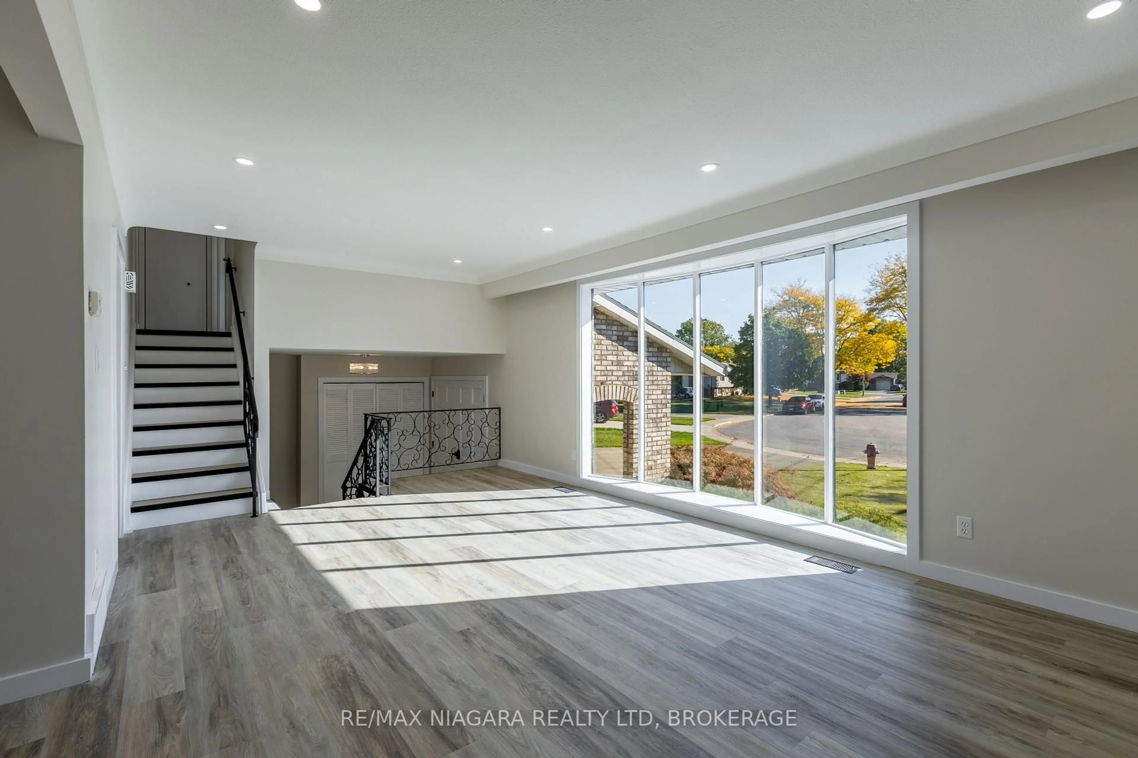 Indoor entryway for 22 Little John Crt, Welland Ontario L3C 5X2