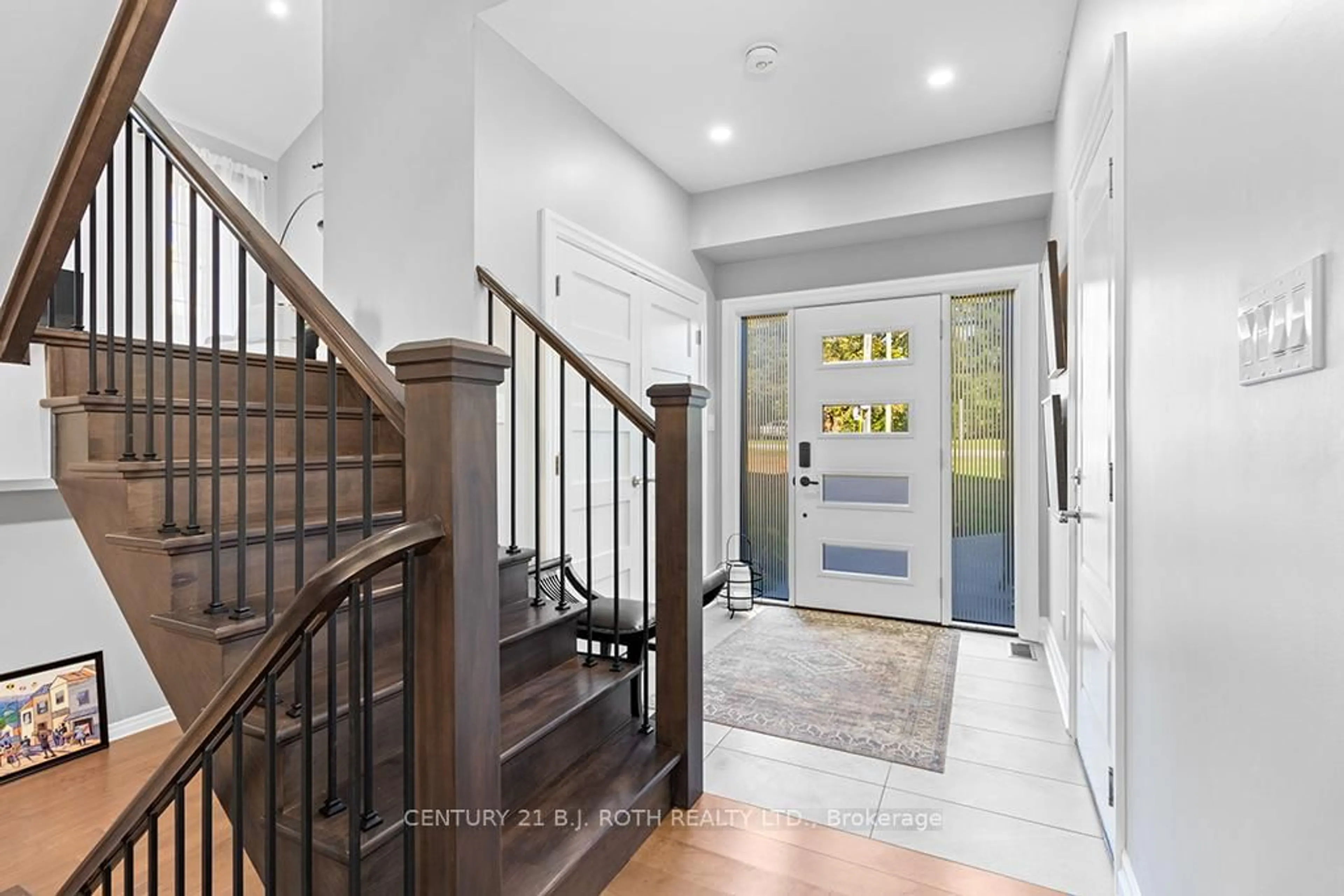 Indoor entryway for 1076 7th Ave, Brockton Ontario N4N 2K1