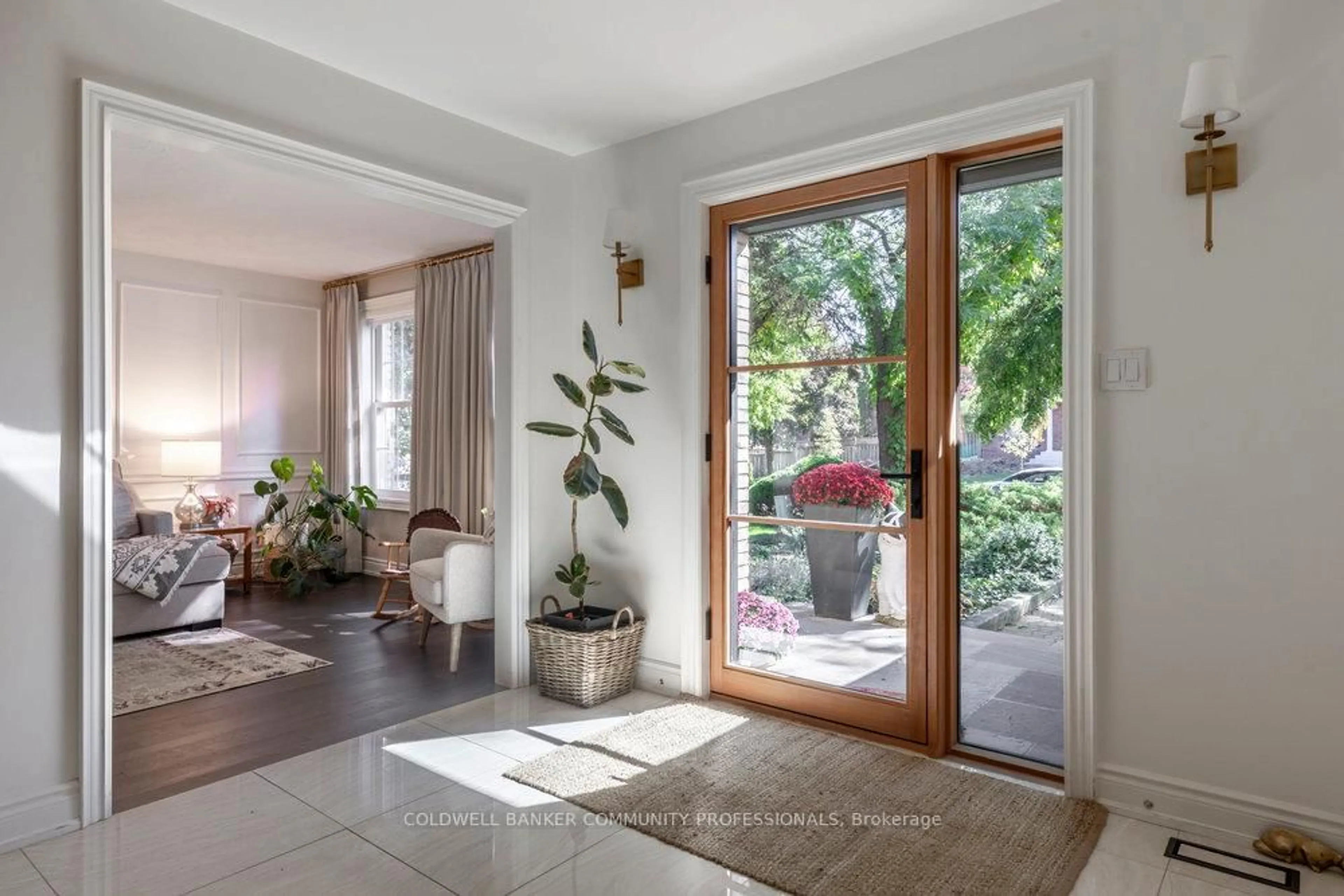 Indoor entryway for 318 Lloyminn Ave, Hamilton Ontario L9G 3X4