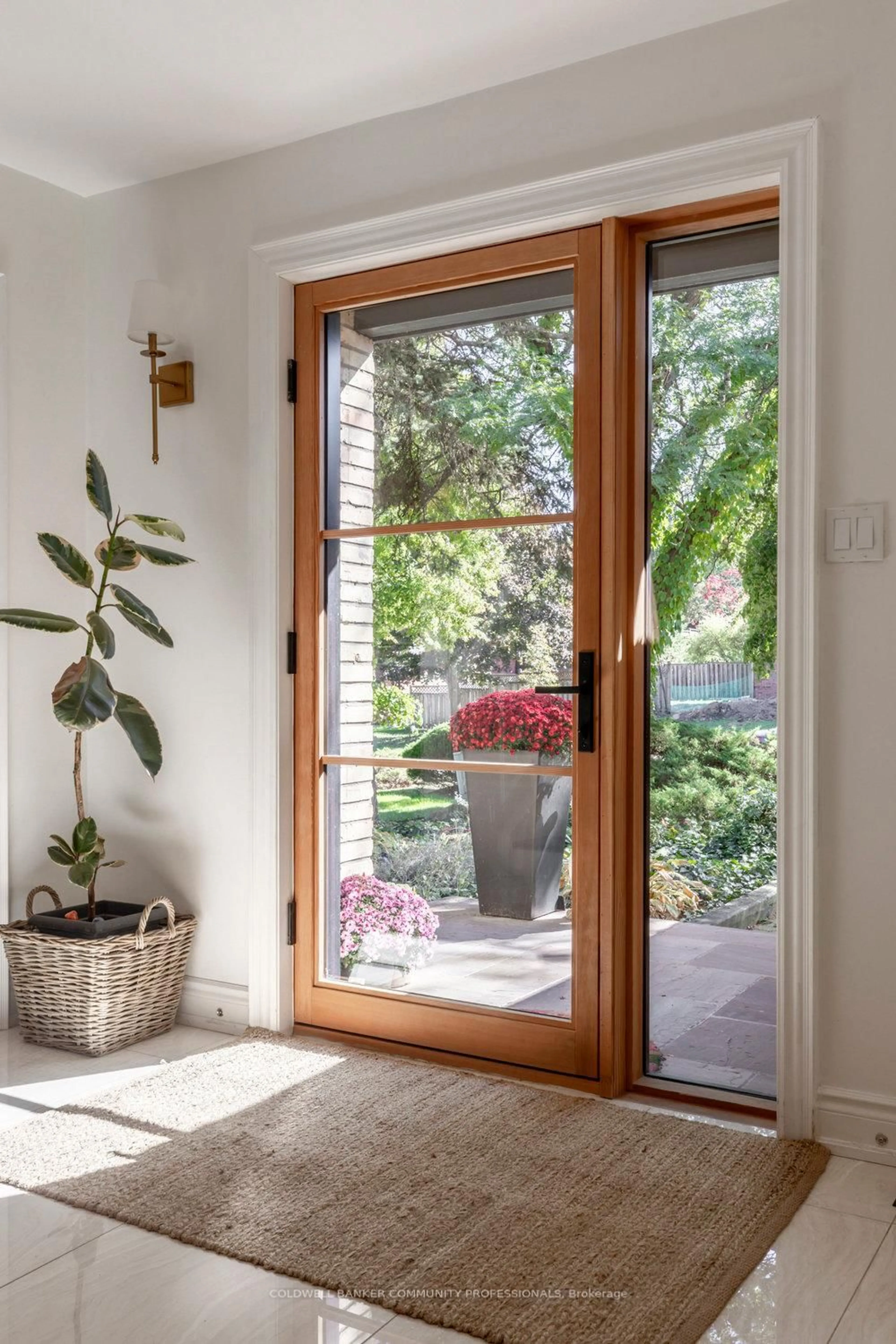 Indoor entryway for 318 Lloyminn Ave, Hamilton Ontario L9G 3X4