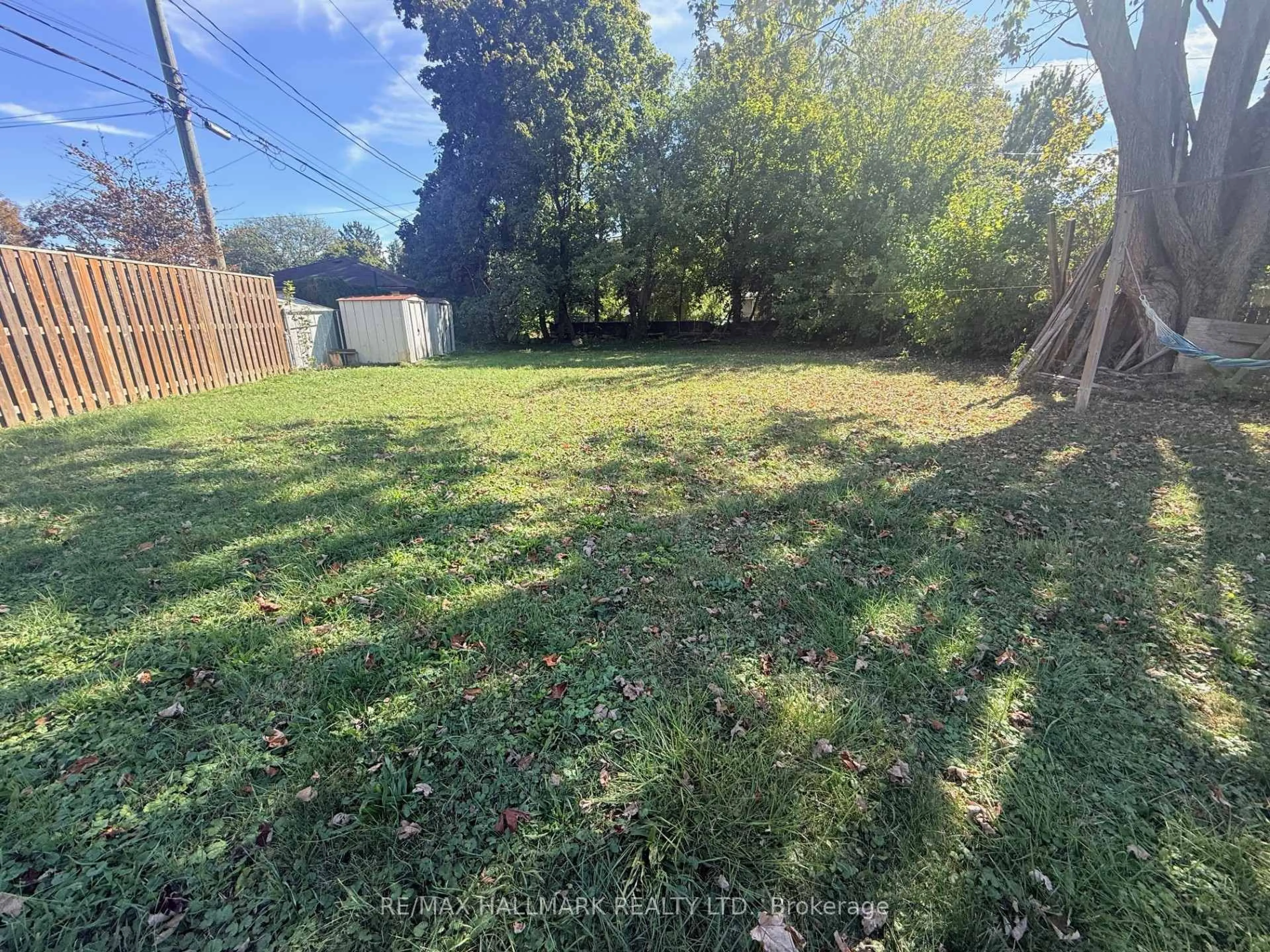 A pic from outside/outdoor area/front of a property/back of a property/a pic from drone, unknown for 1501 Villa Maria Blvd, Windsor Ontario N9G 1W3