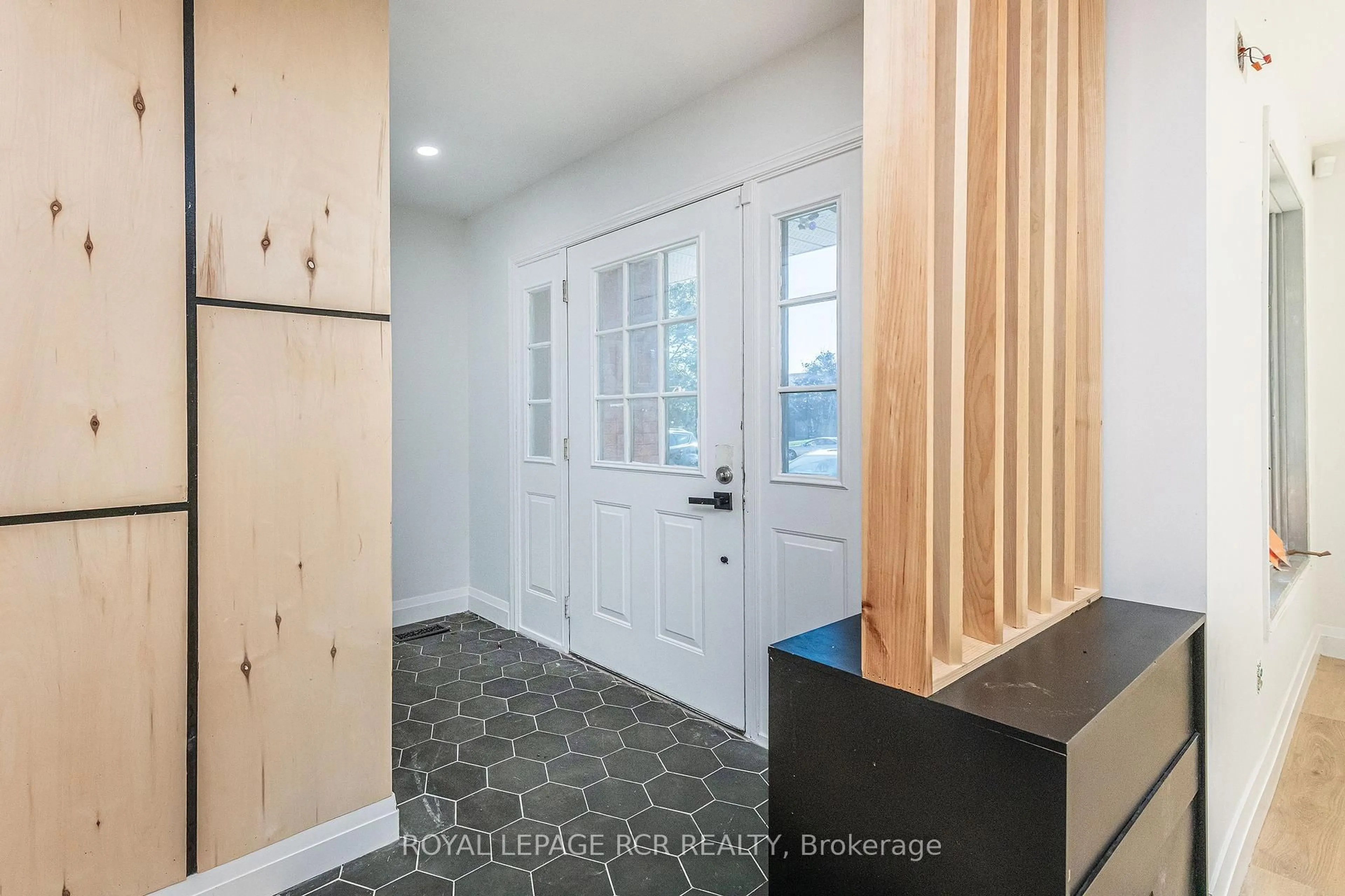 Indoor entryway for 34 Wilson Cres, Southgate Ontario N0C 1B0