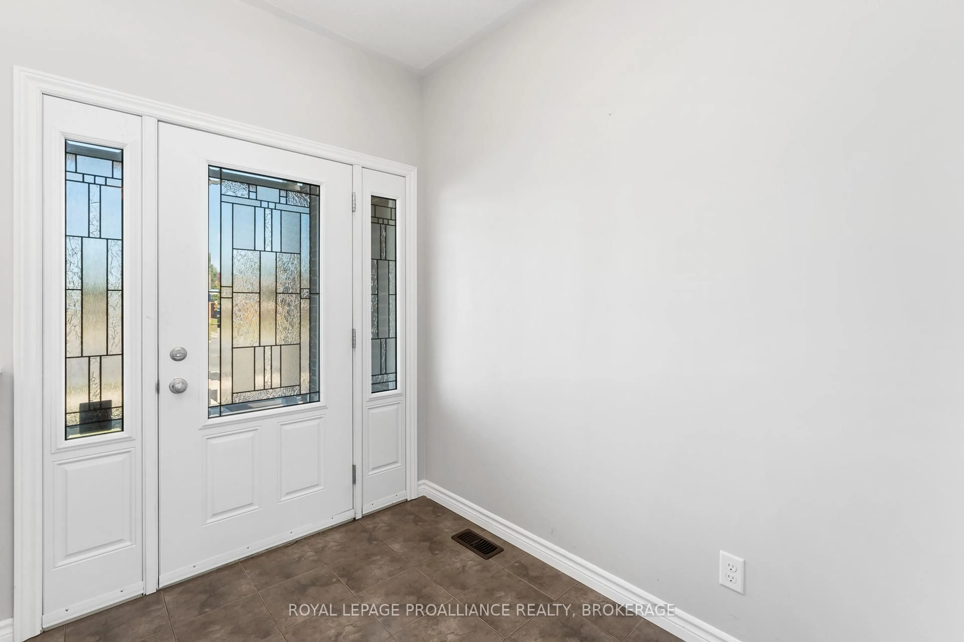 Indoor entryway for 1105 Crossfield Ave, Kingston Ontario K7P 0G7