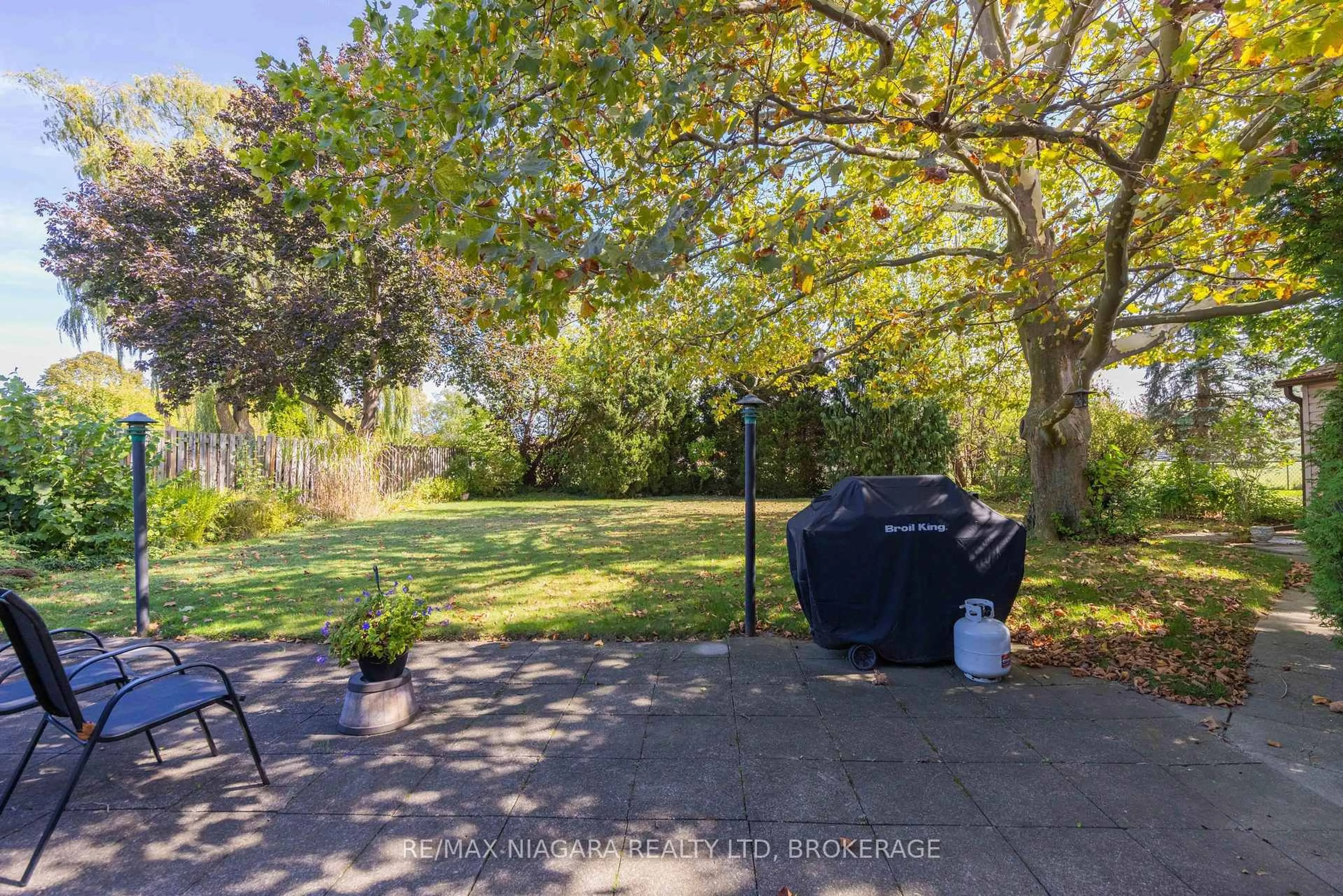 A pic from outside/outdoor area/front of a property/back of a property/a pic from drone, unknown for 8 Jefferson Dr, St. Catharines Ontario L2N 3T9