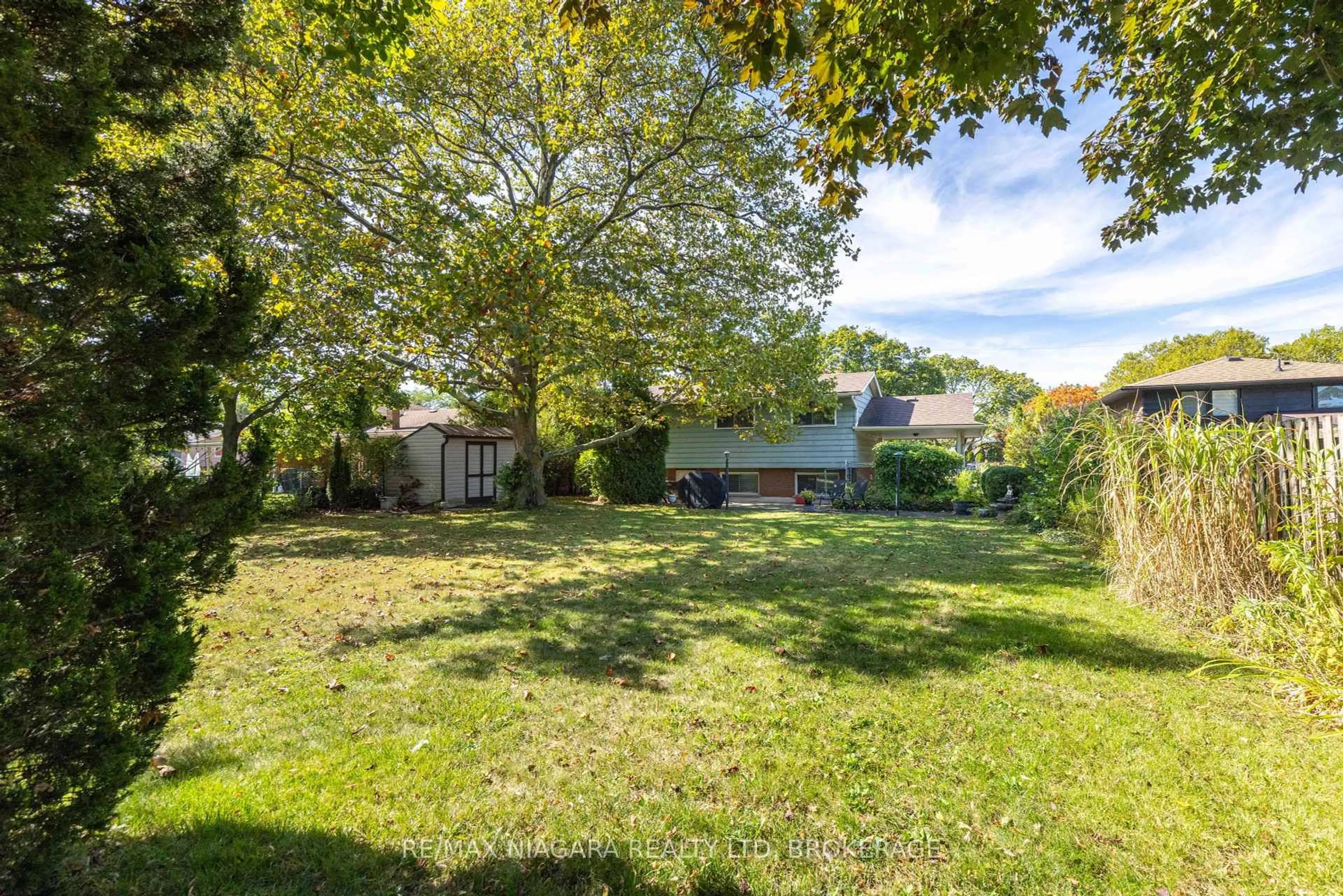 A pic from outside/outdoor area/front of a property/back of a property/a pic from drone, unknown for 8 Jefferson Dr, St. Catharines Ontario L2N 3T9