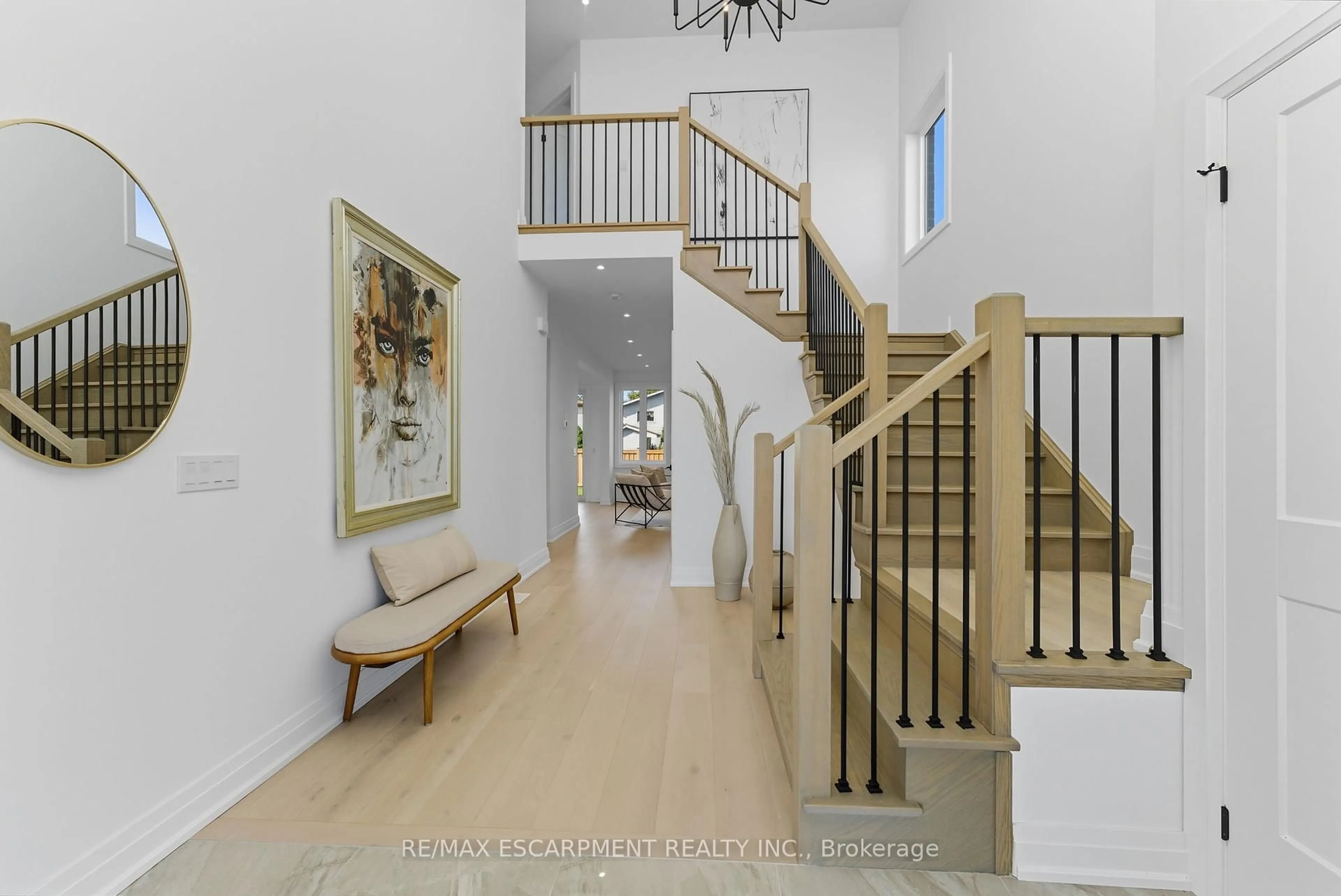 Indoor foyer for 161 Pike Creek Dr, Haldimand Ontario N0A 1E0
