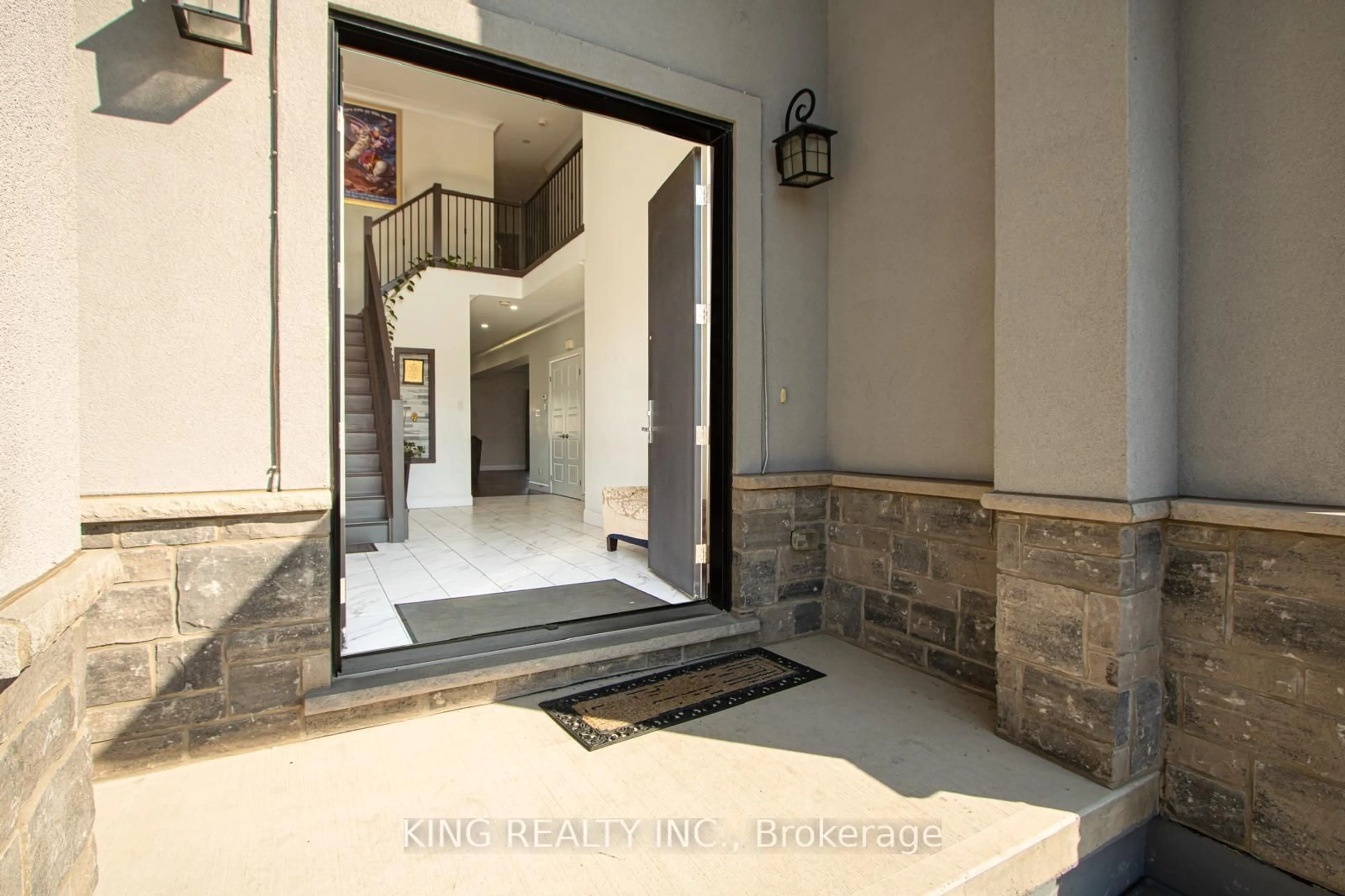 Indoor foyer for 2880 DOYLE Dr, London South Ontario N6M 1G5