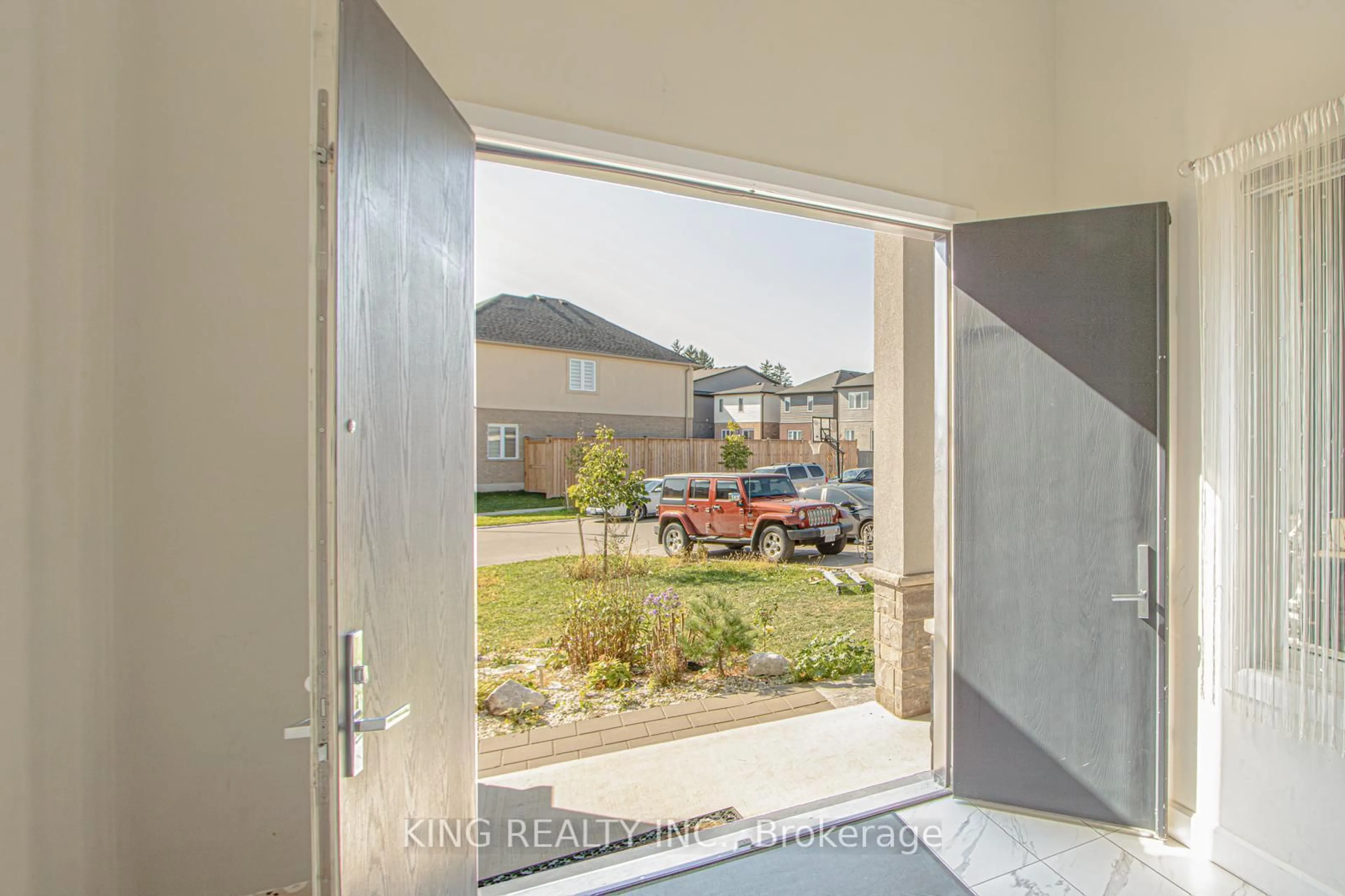 Indoor entryway for 2880 DOYLE Dr, London South Ontario N6M 1G5