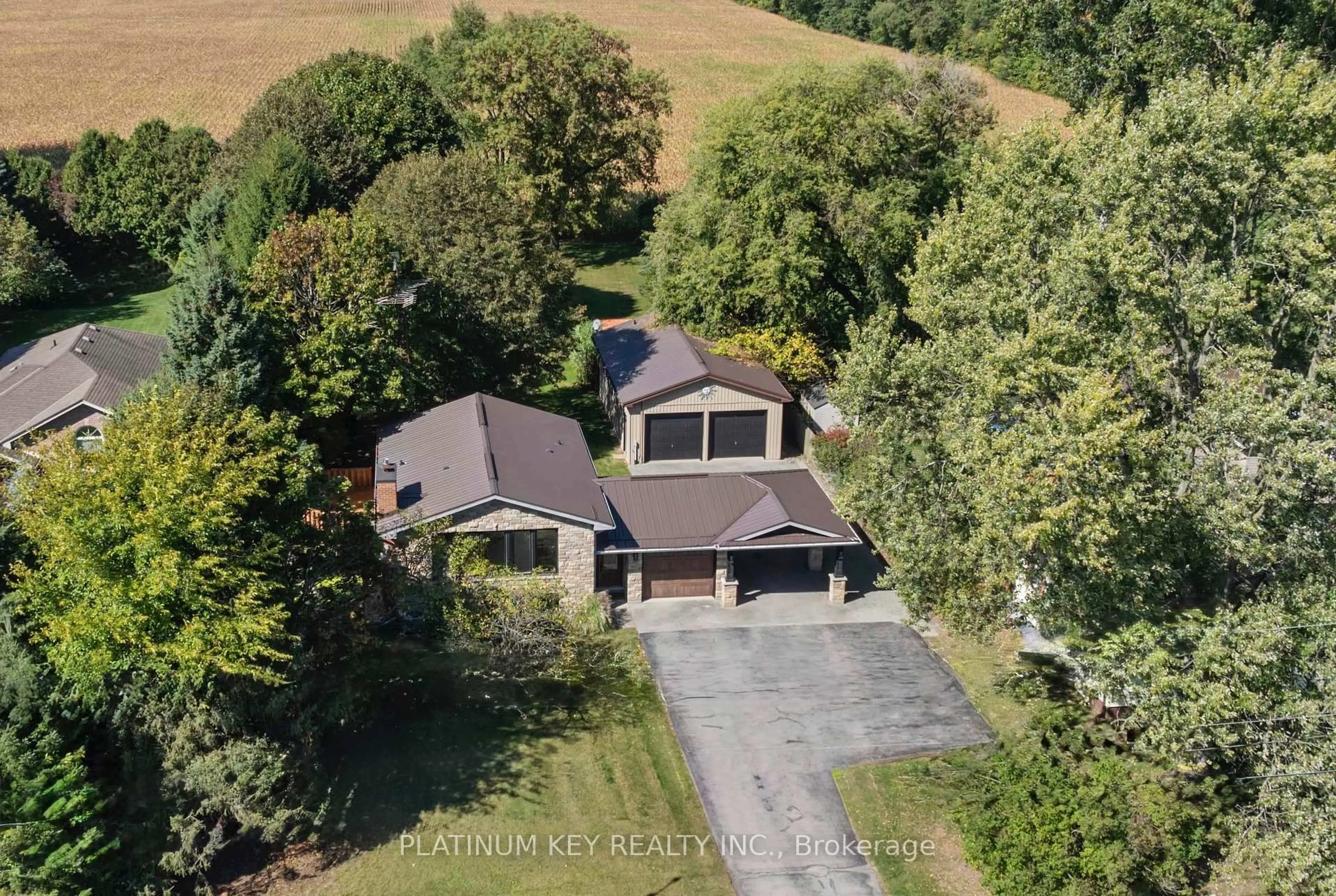 A pic from outside/outdoor area/front of a property/back of a property/a pic from drone, unknown for 8846 Glendon Dr, Strathroy-Caradoc Ontario N0L 1W0