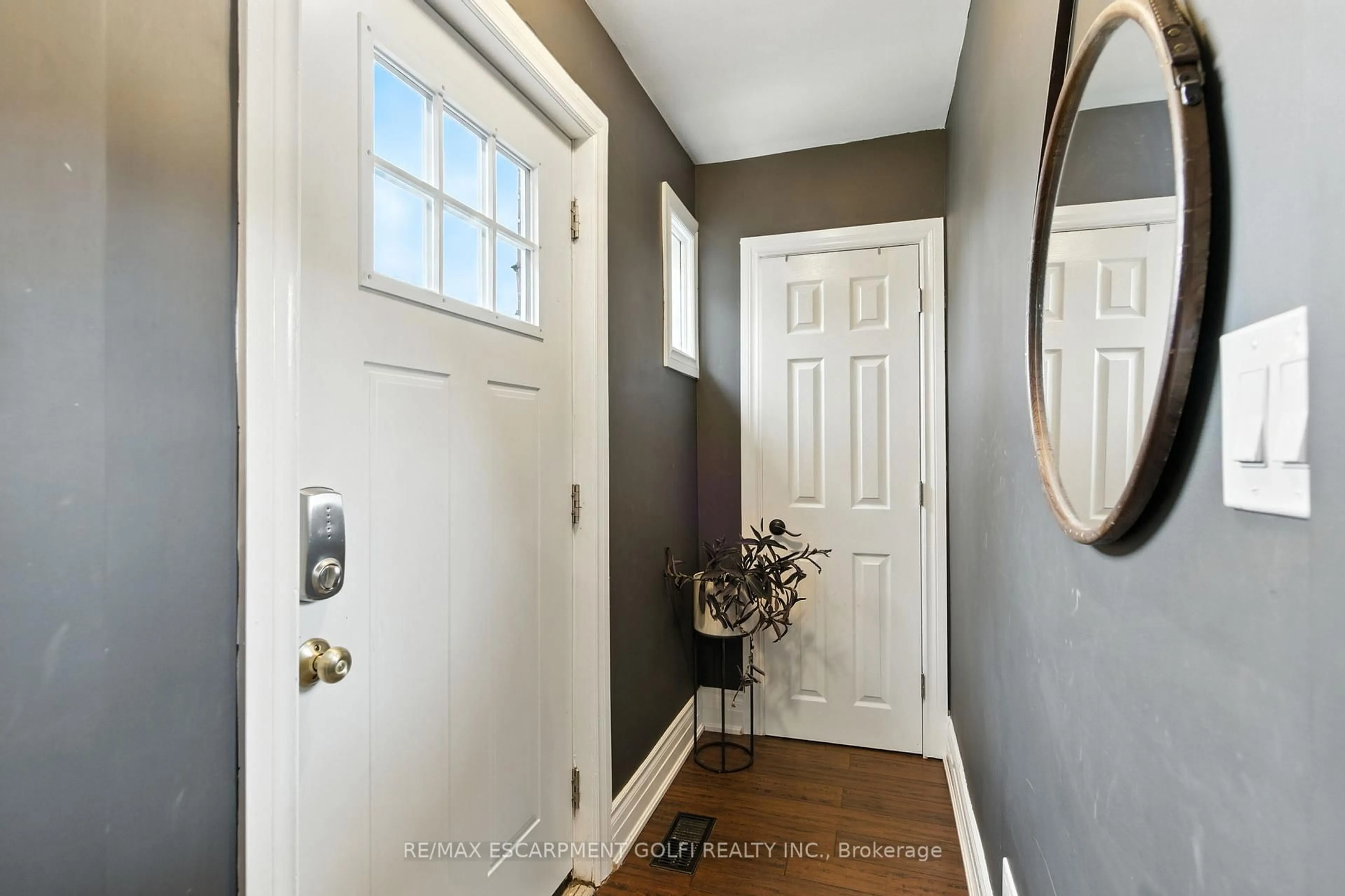 Indoor entryway for 417 East 37th St, Hamilton Ontario L8V 4B7