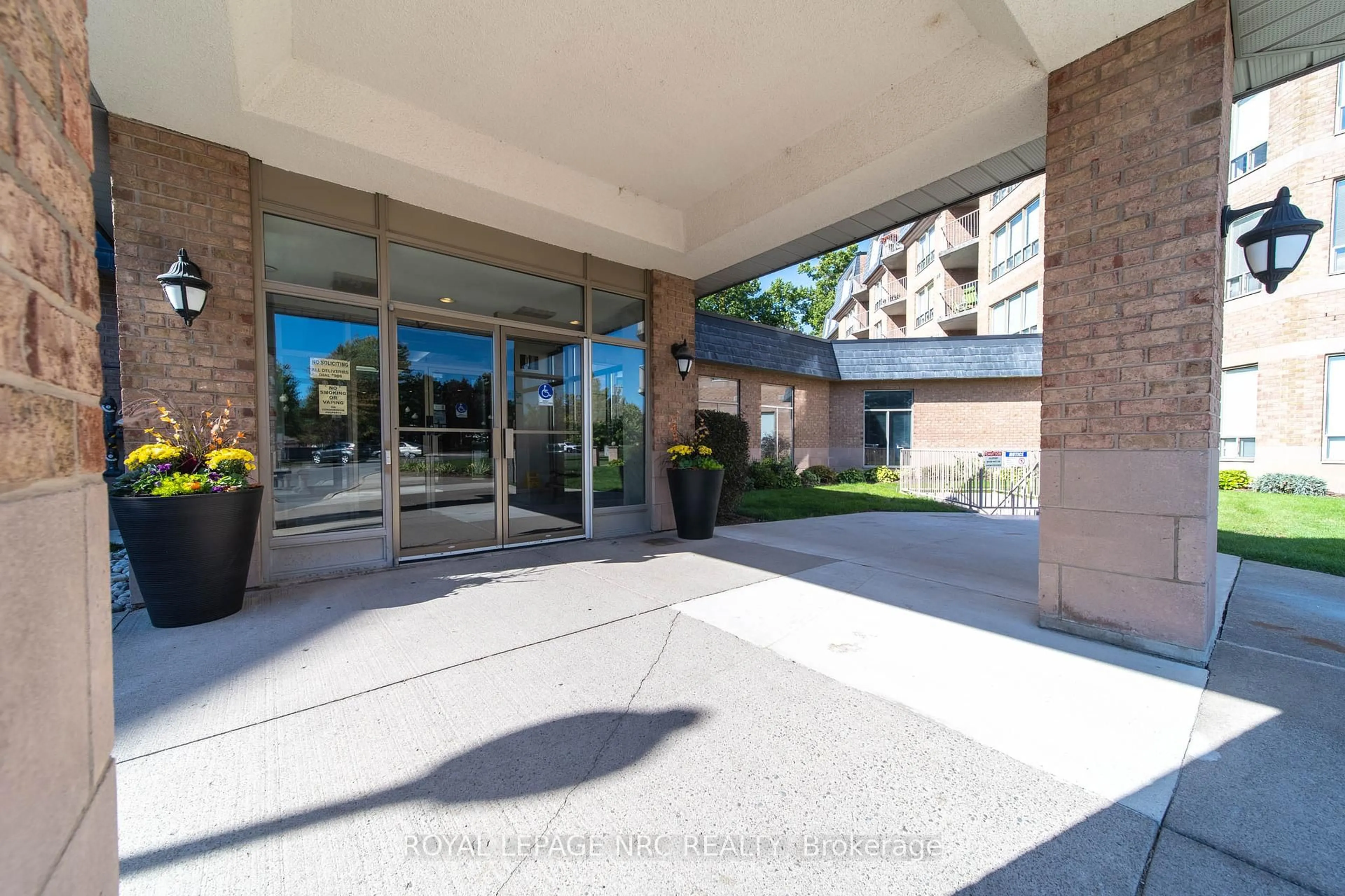 Indoor foyer for 8111 Forest Glen Dr #107, Niagara Falls Ontario L2H 2Y7