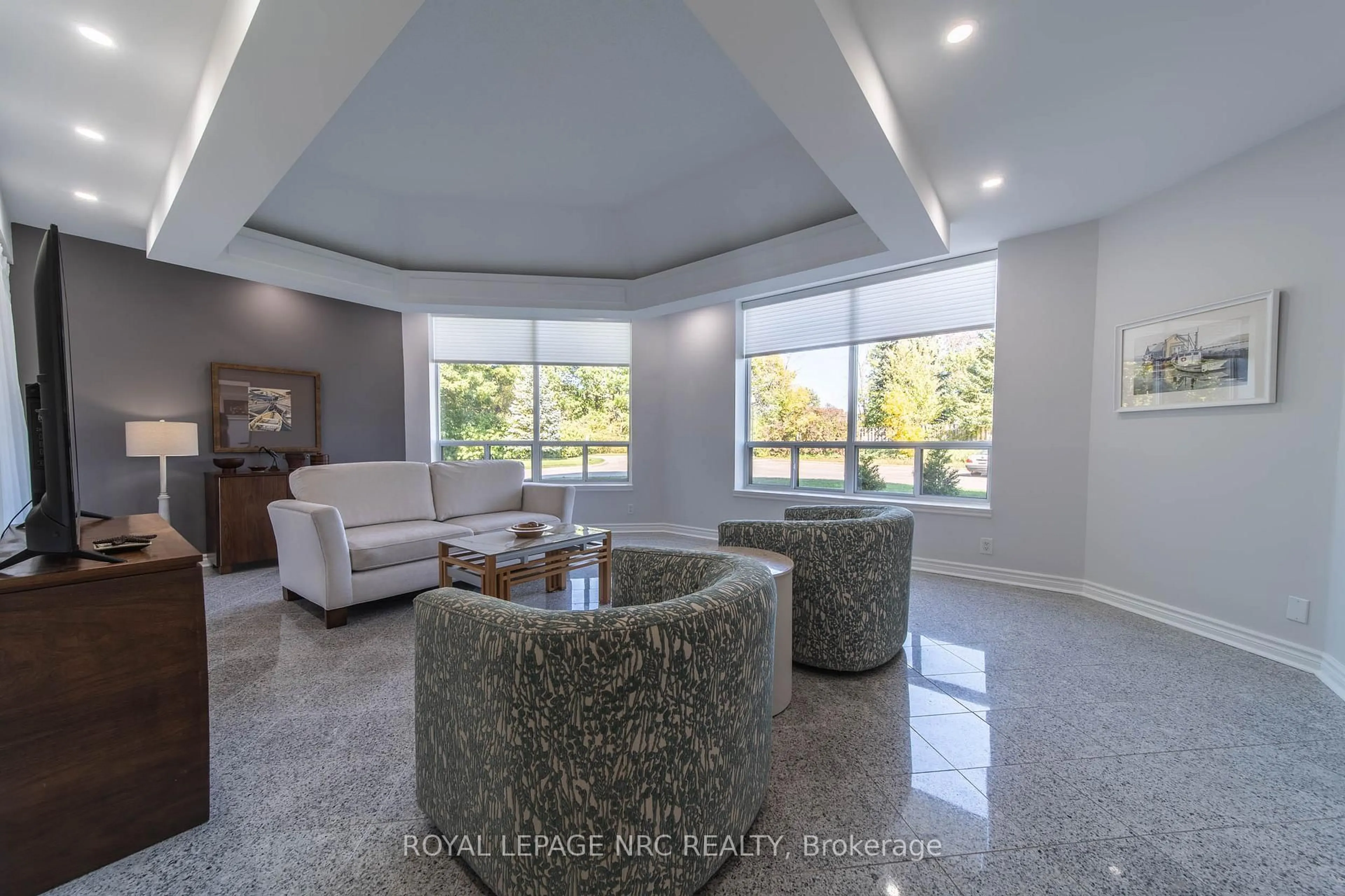 Lobby for 8111 Forest Glen Dr #107, Niagara Falls Ontario L2H 2Y7