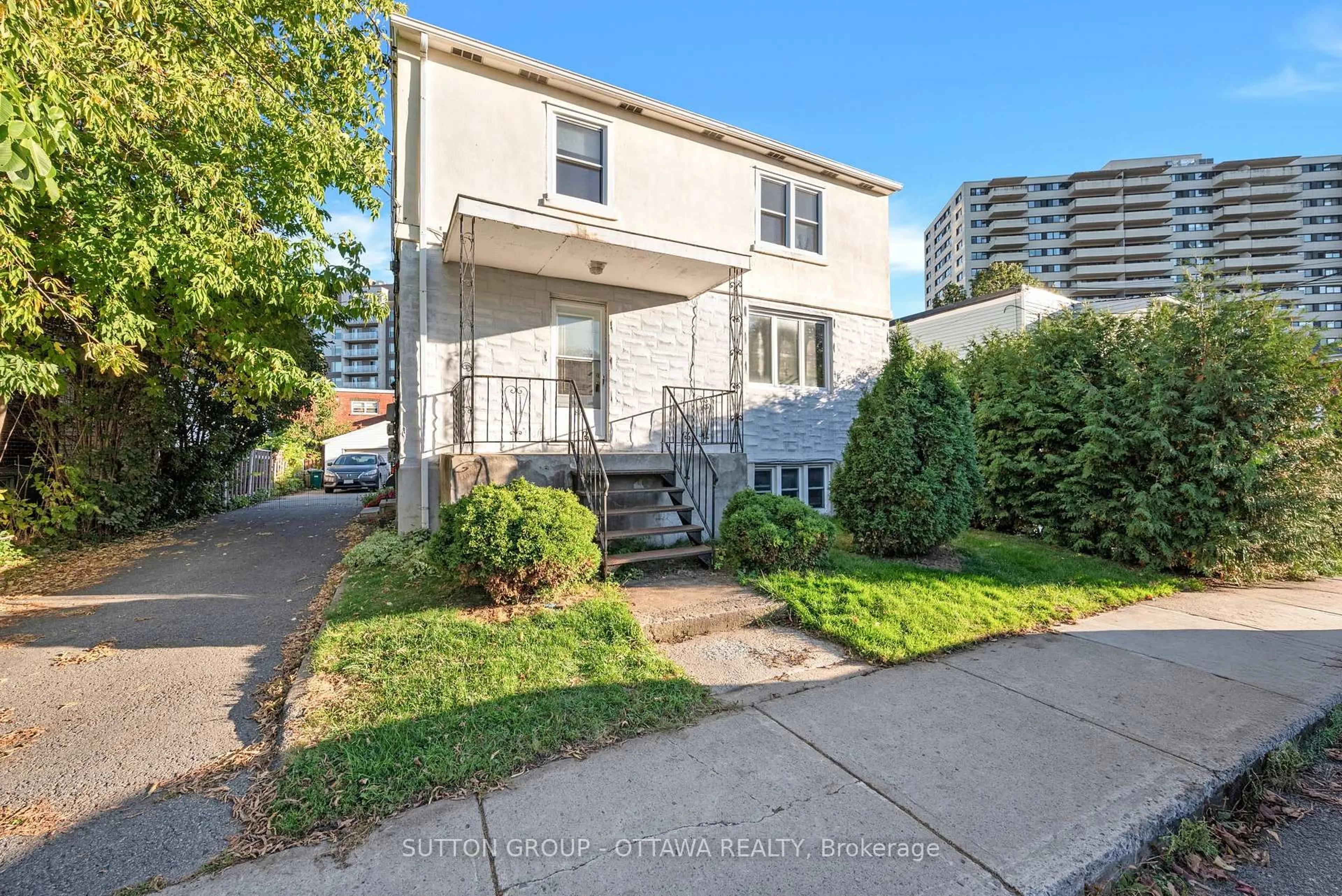 A pic from outside/outdoor area/front of a property/back of a property/a pic from drone, street for 82 GENEST St, Ottawa Ontario K1L 7Z2