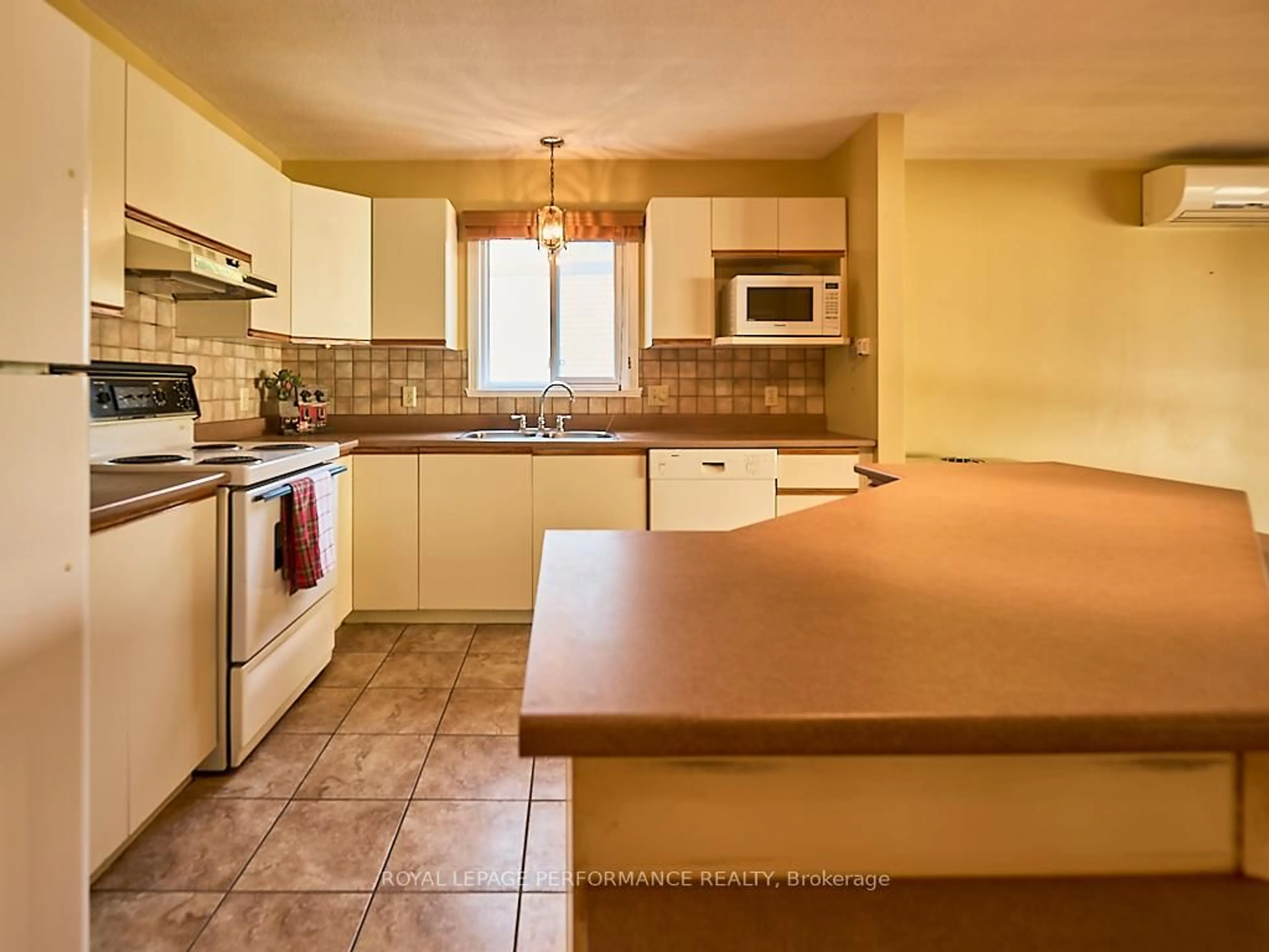 Standard kitchen, ceramic/tile floor for 740 Berthiaume St, Hawkesbury Ontario K6A 3M1