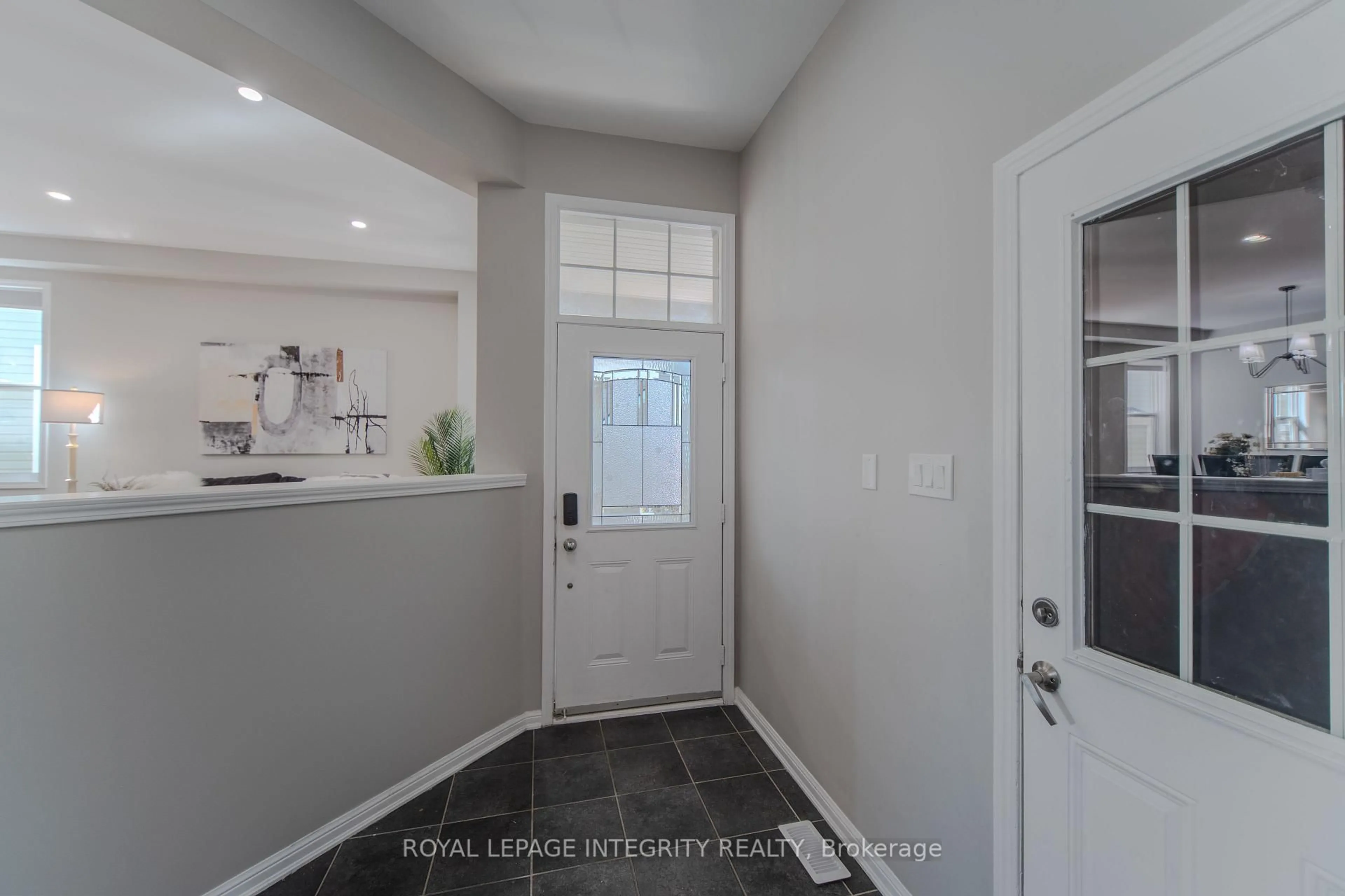Indoor entryway for 214 HUNTSVILLE Dr, Ottawa Ontario K2T 0C7