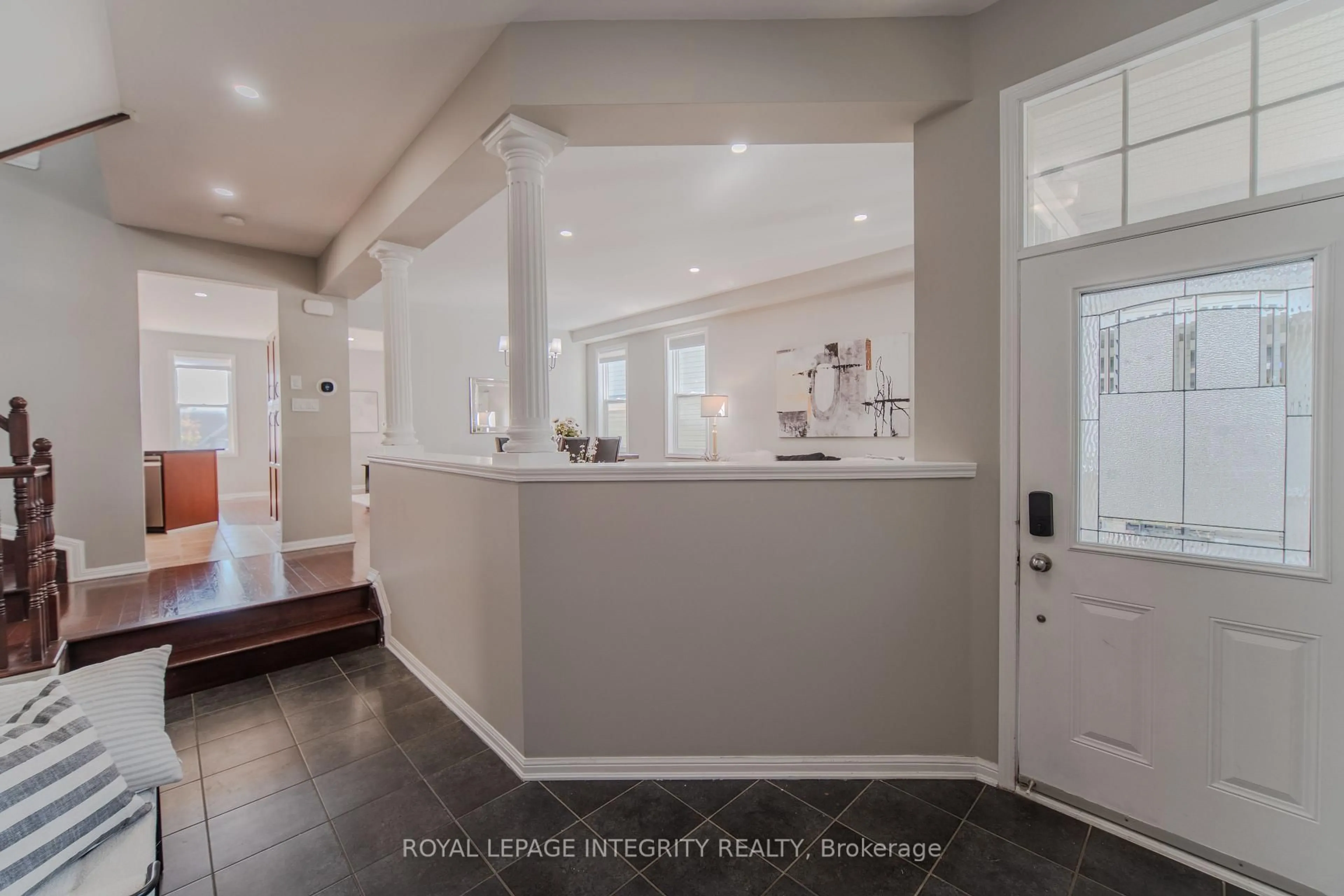 Indoor entryway for 214 HUNTSVILLE Dr, Ottawa Ontario K2T 0C7
