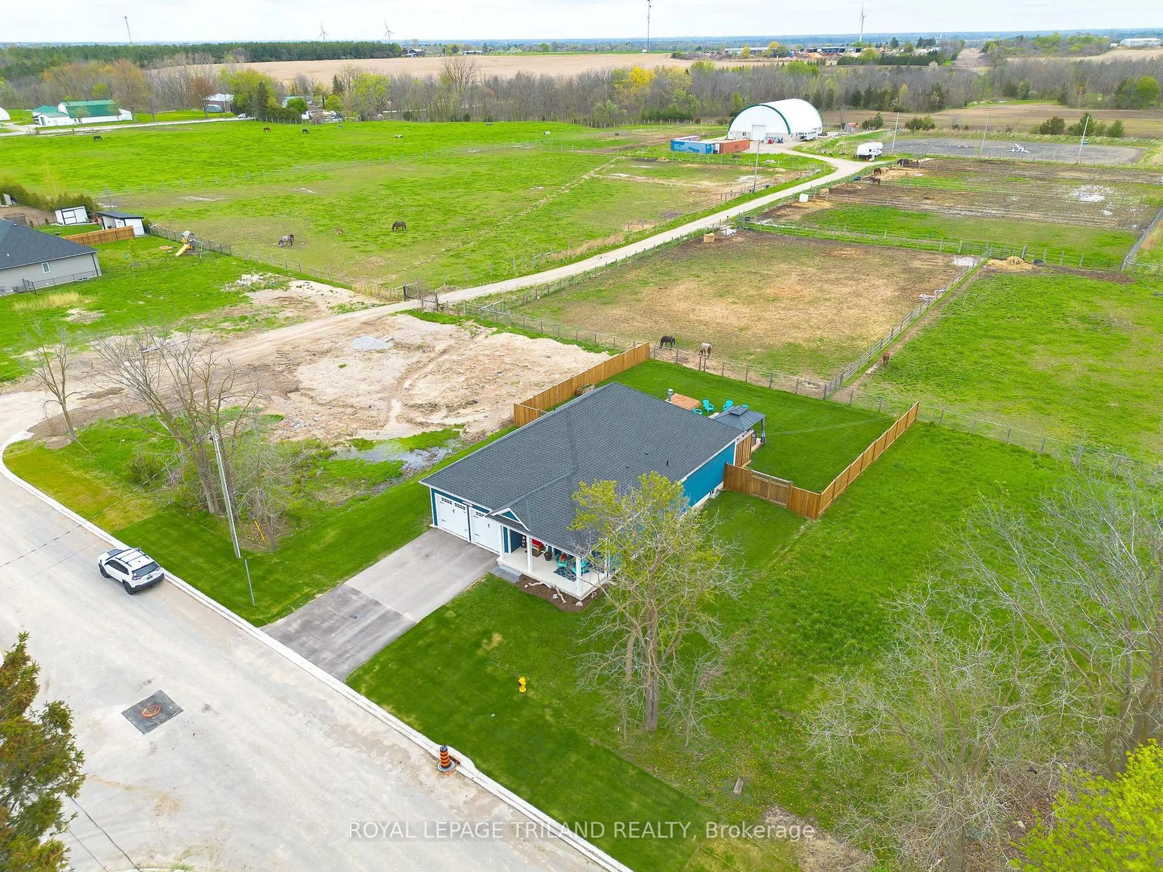 A pic from outside/outdoor area/front of a property/back of a property/a pic from drone, unknown for 160 Elizabeth St, Lambton Shores Ontario N0M 2N0