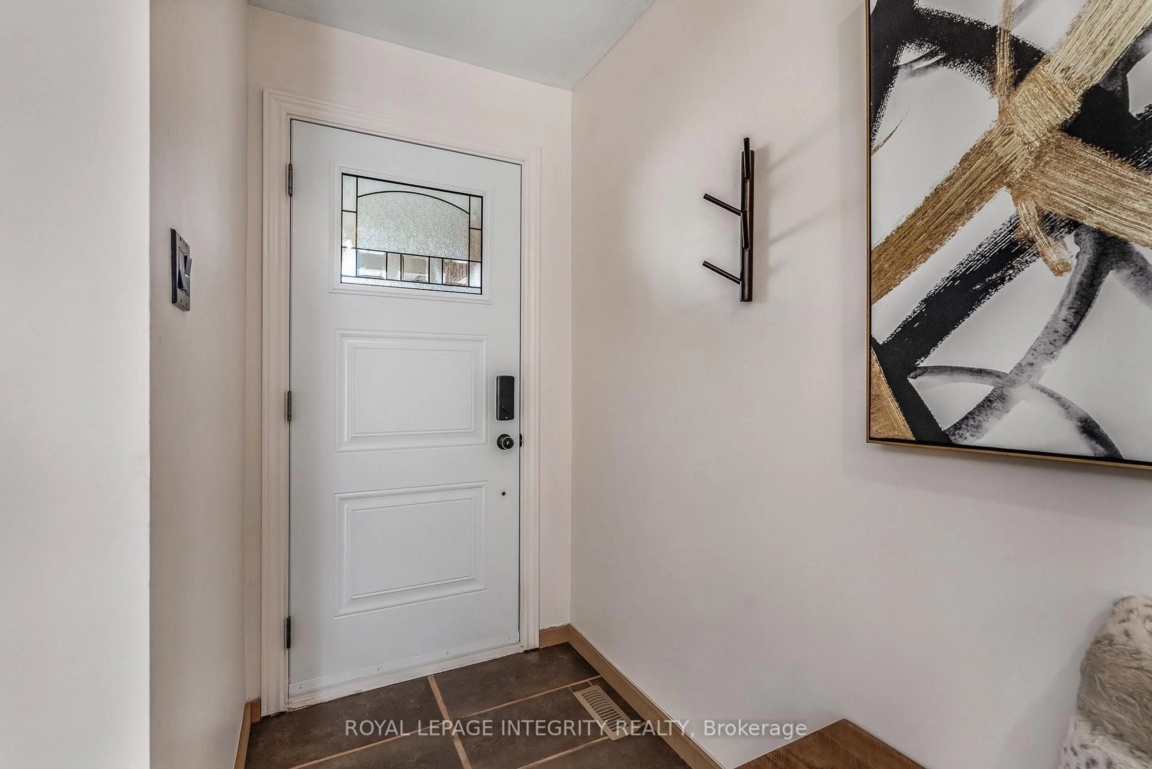 Indoor entryway for 1454 Deavy Way, Ottawa Ontario K1E 2W8