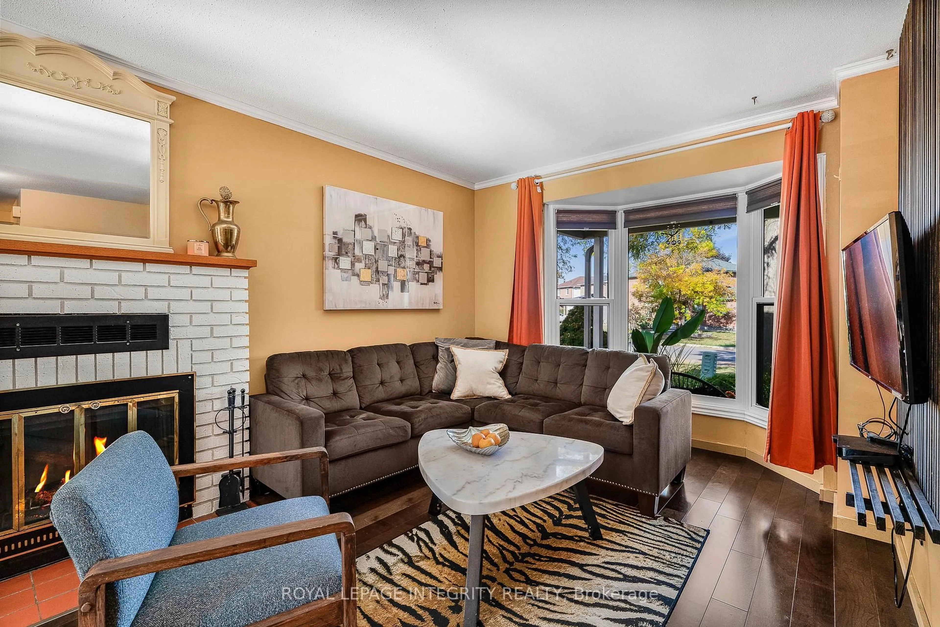 Living room with furniture, unknown for 1454 Deavy Way, Ottawa Ontario K1E 2W8