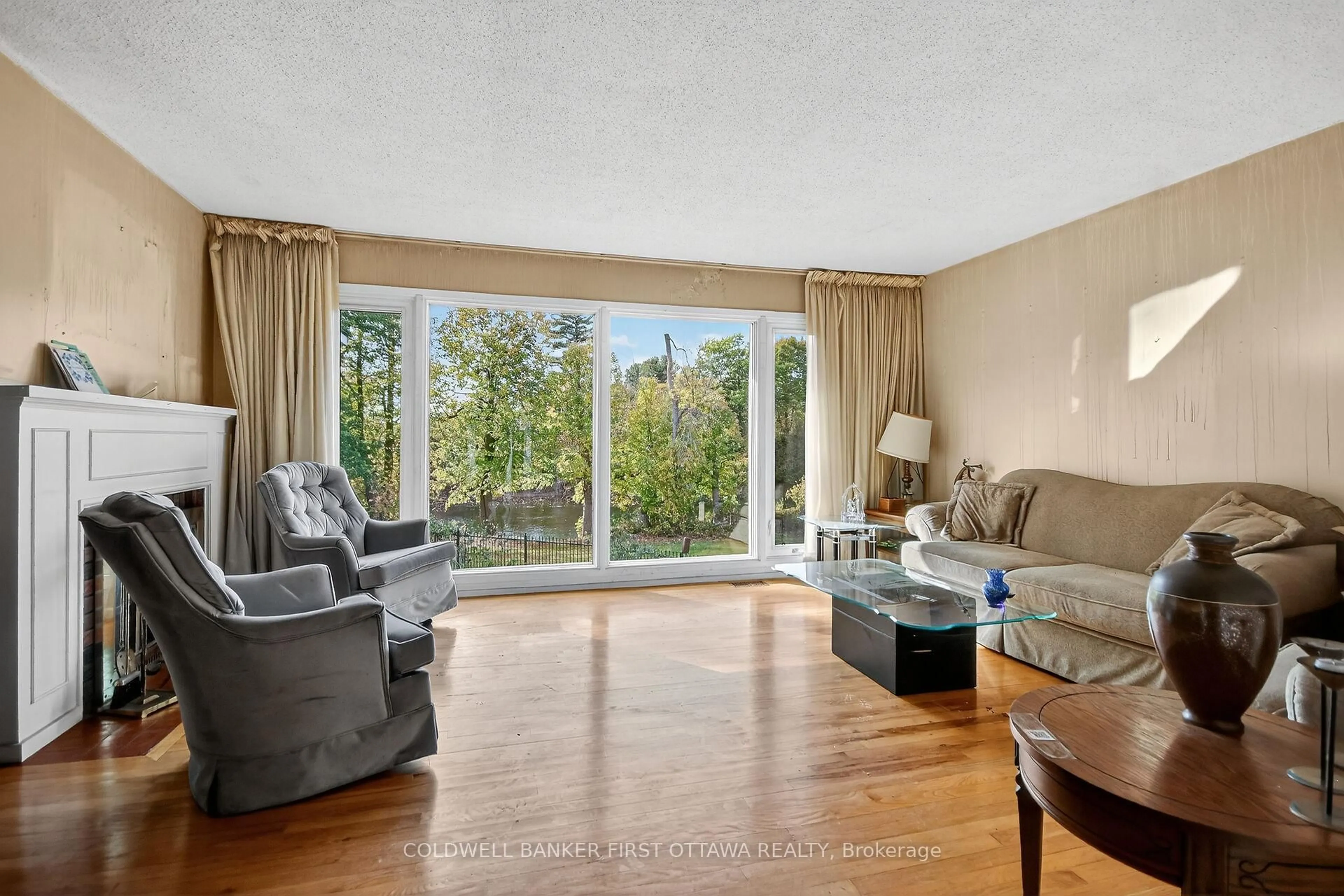 Living room with furniture, unknown for 5228 McLean Cres, Manotick Ontario K4M 1G2