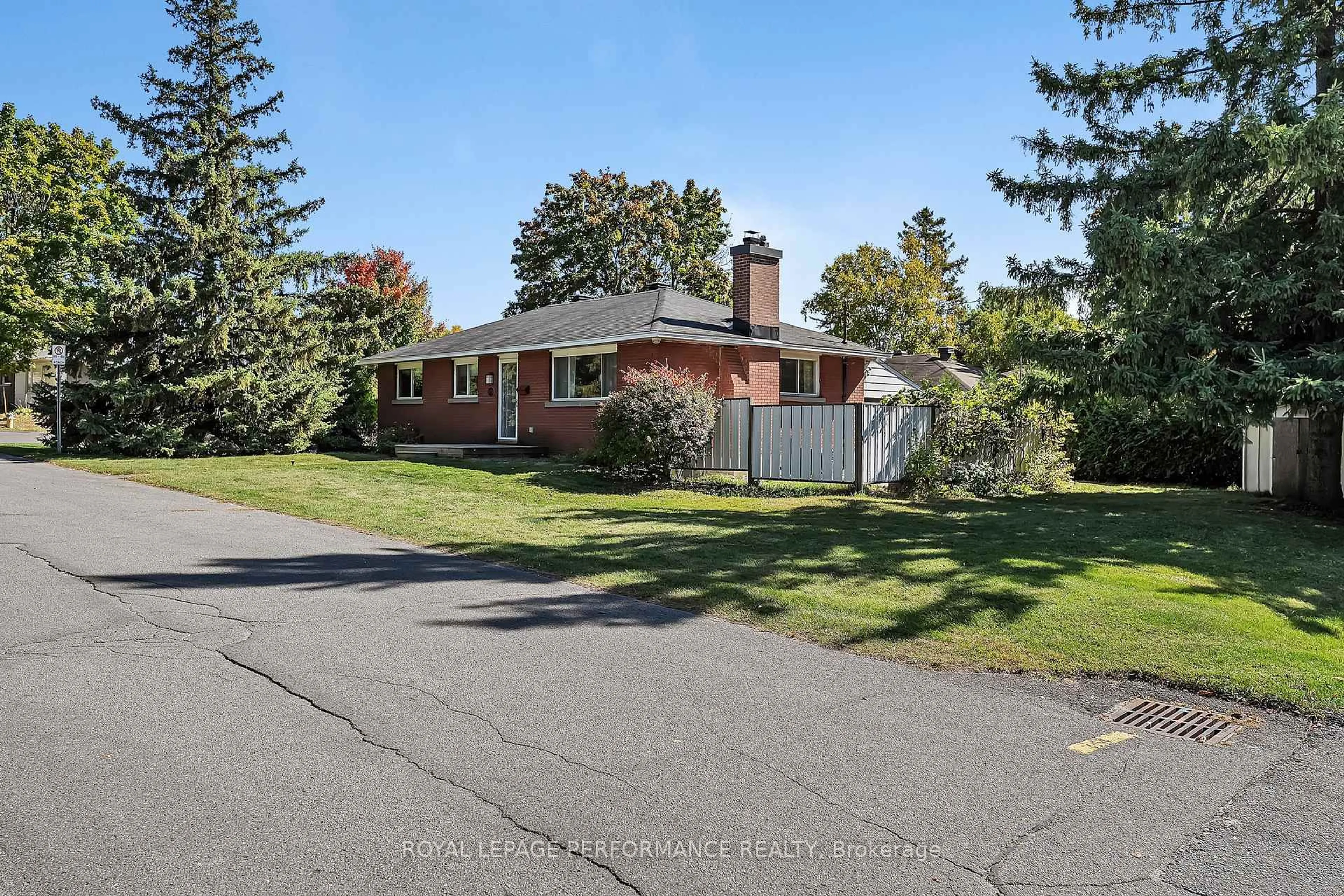 A pic from outside/outdoor area/front of a property/back of a property/a pic from drone, street for 890 Bermuda Ave, Ottawa Ontario K1K 0V9