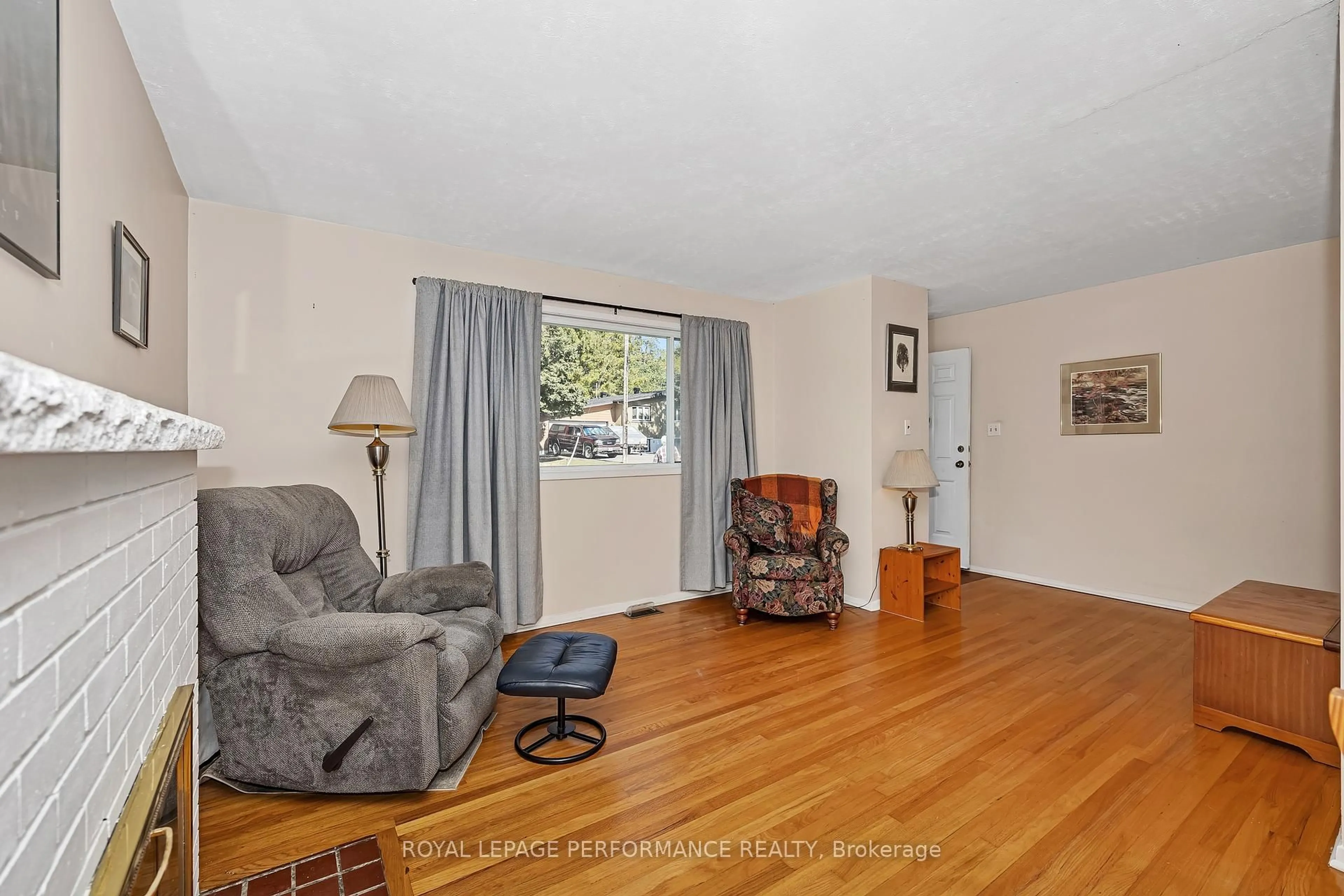 Living room with furniture, unknown for 890 Bermuda Ave, Ottawa Ontario K1K 0V9