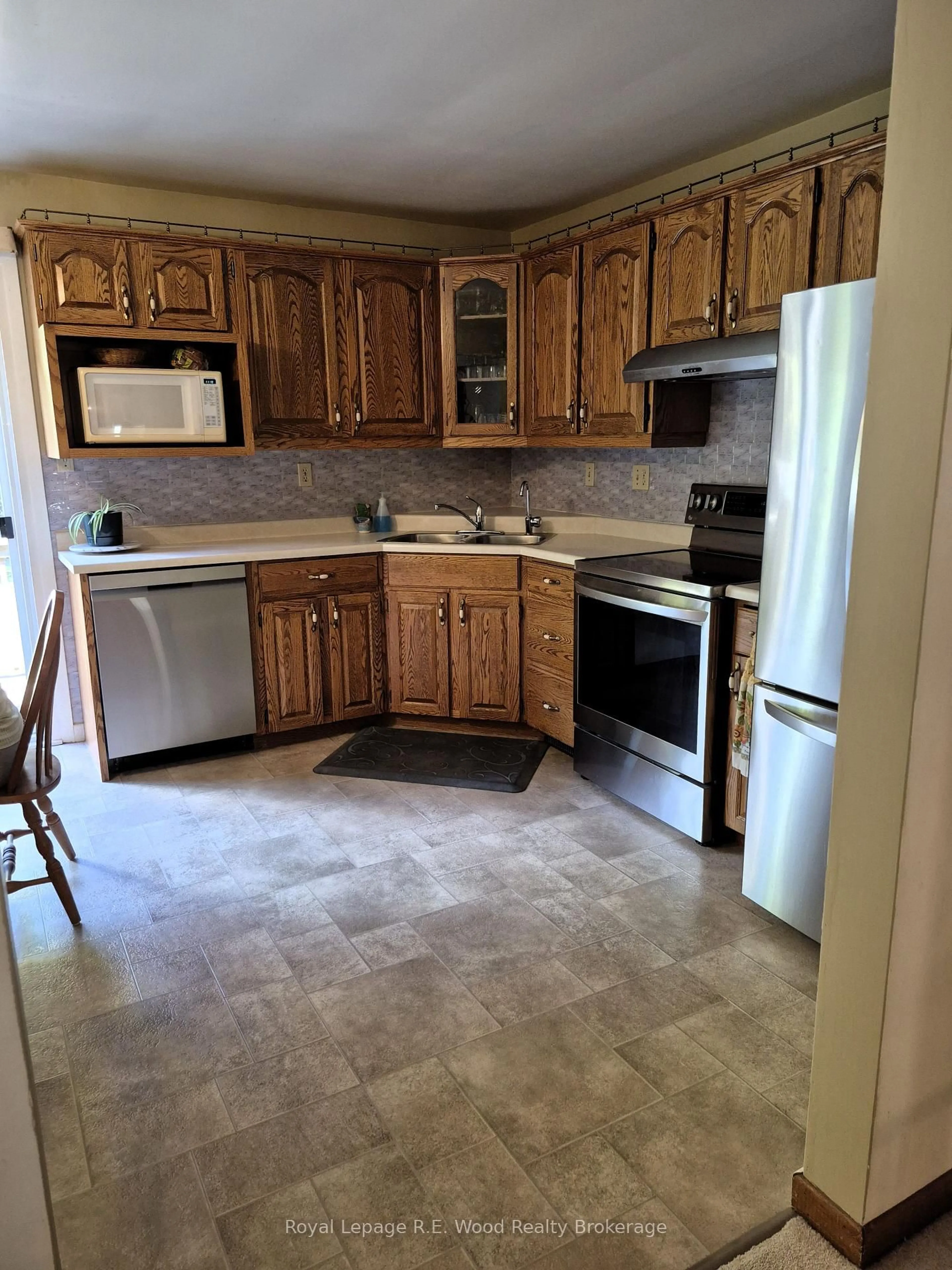 Standard kitchen, ceramic/tile floor for 15 Trottier Dr, Tillsonburg Ontario N4G 4P6