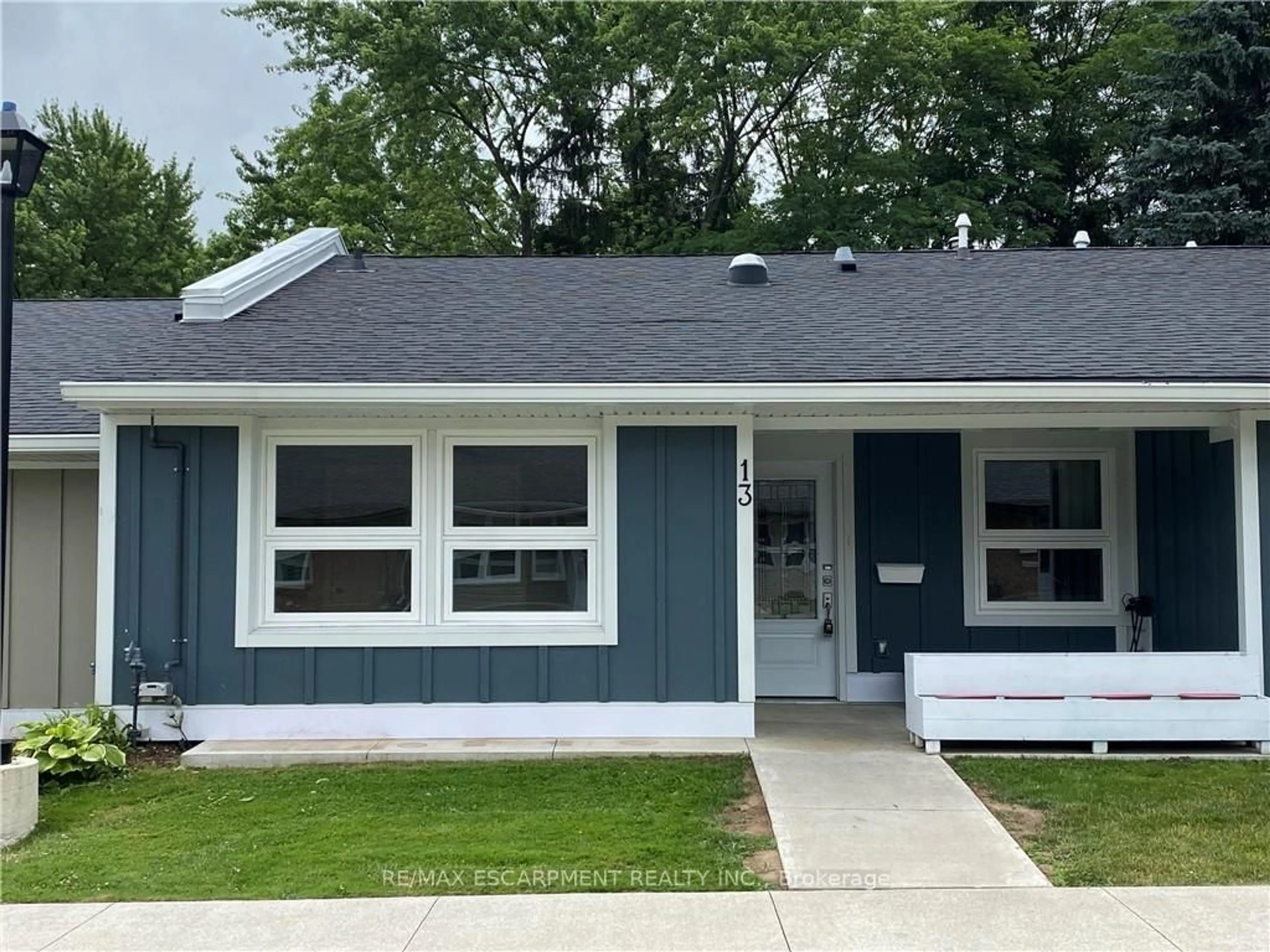 Home with vinyl exterior material, street for 13 Szollosy Circ, Hamilton Ontario L9B 1T8