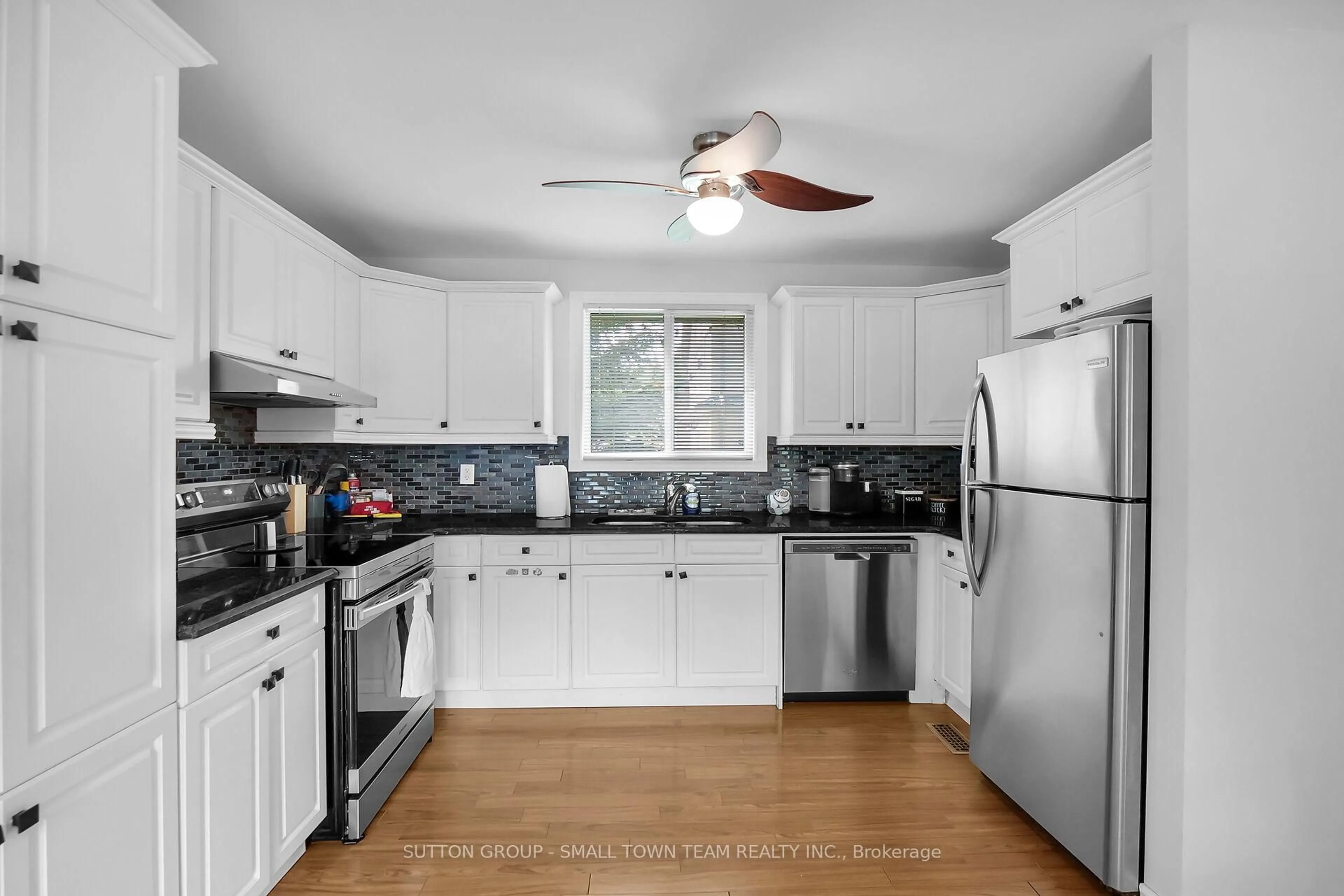 Standard kitchen, unknown for 71236 Sandra St, Bluewater Ontario N0M 1N0