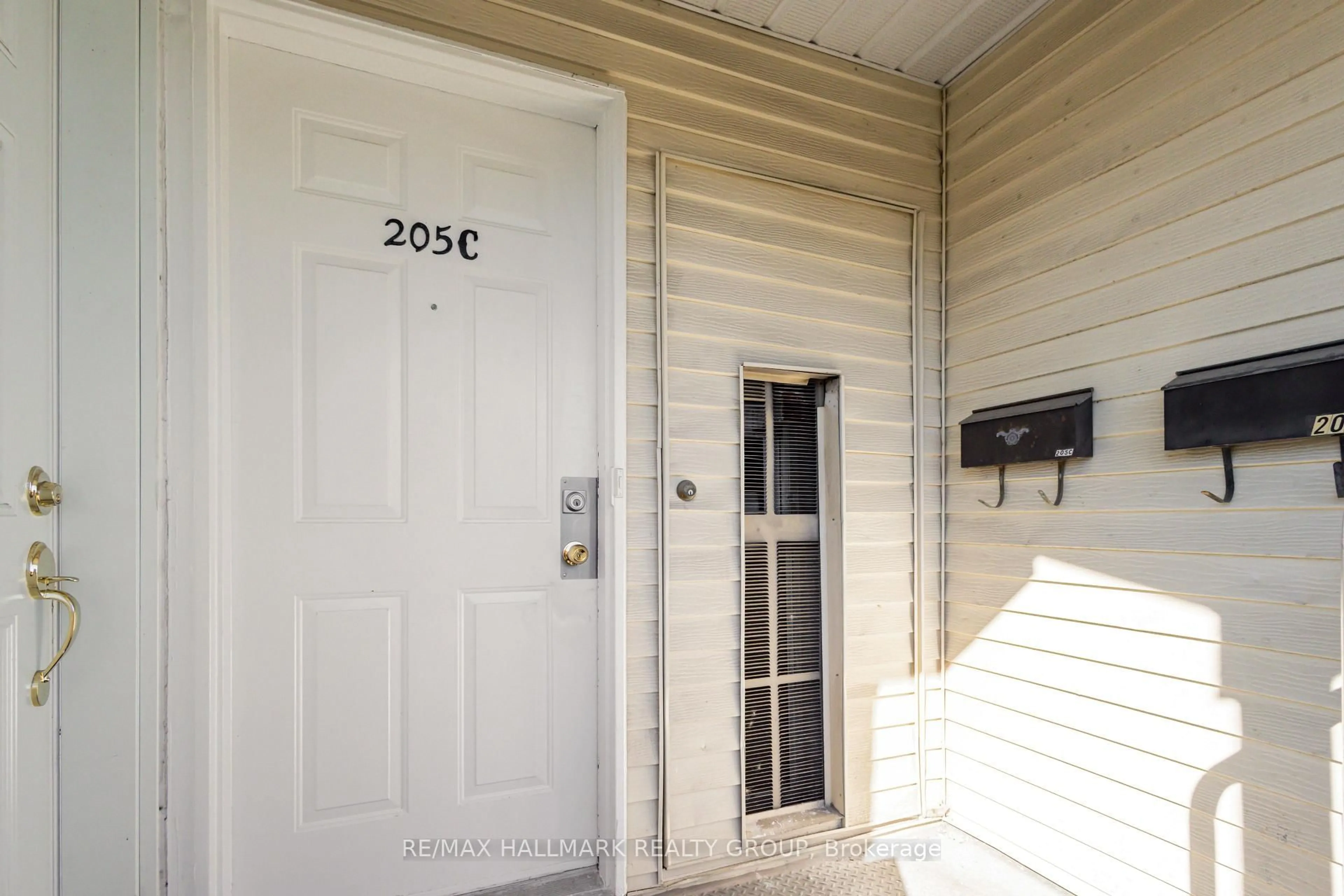 Indoor entryway for 205 Woodfield Dr #C, Ottawa Ontario K2G 4P2