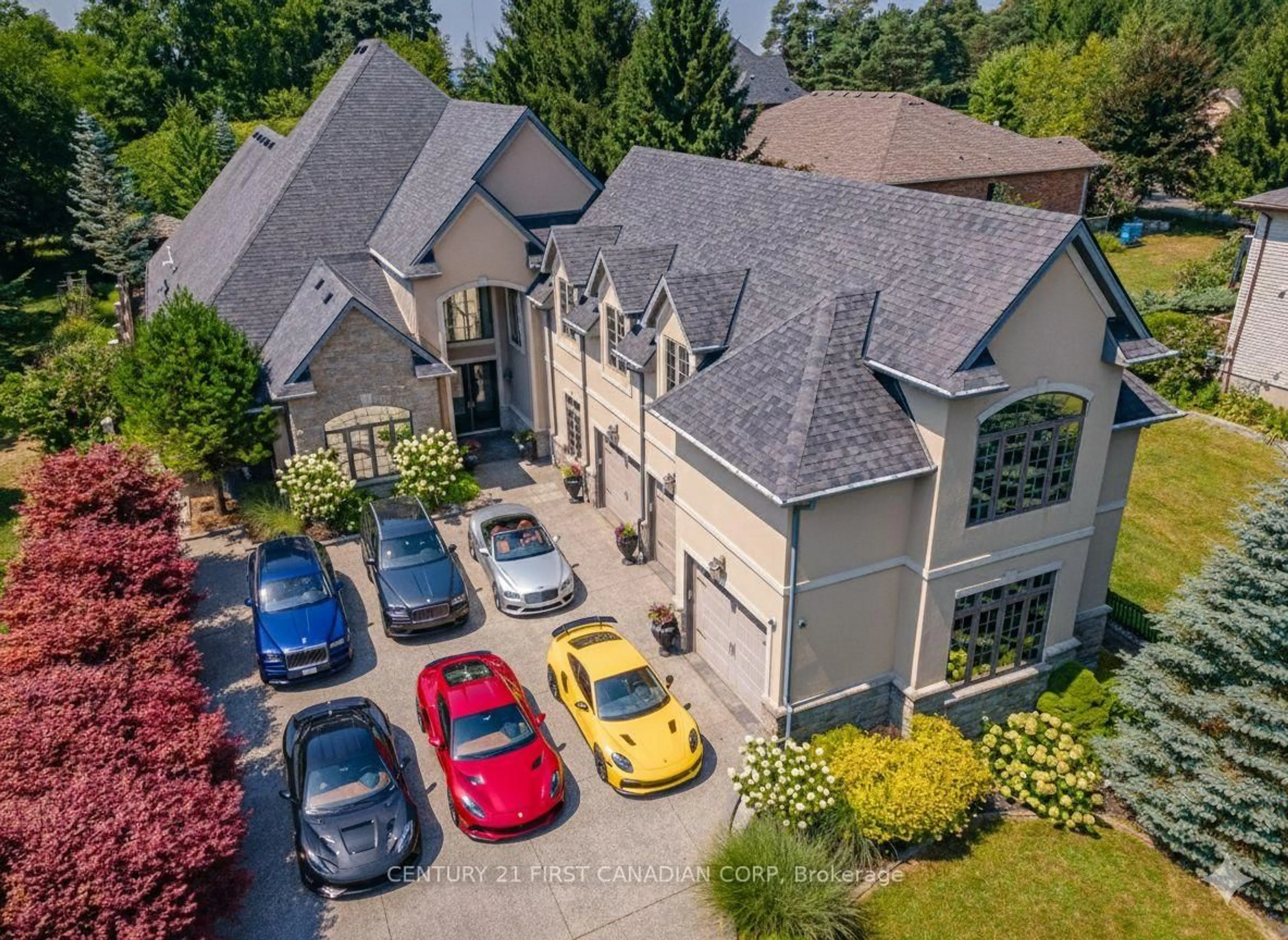 A pic from outside/outdoor area/front of a property/back of a property/a pic from drone, street for 547 Crestwood Dr, London South Ontario N6K 1Y1