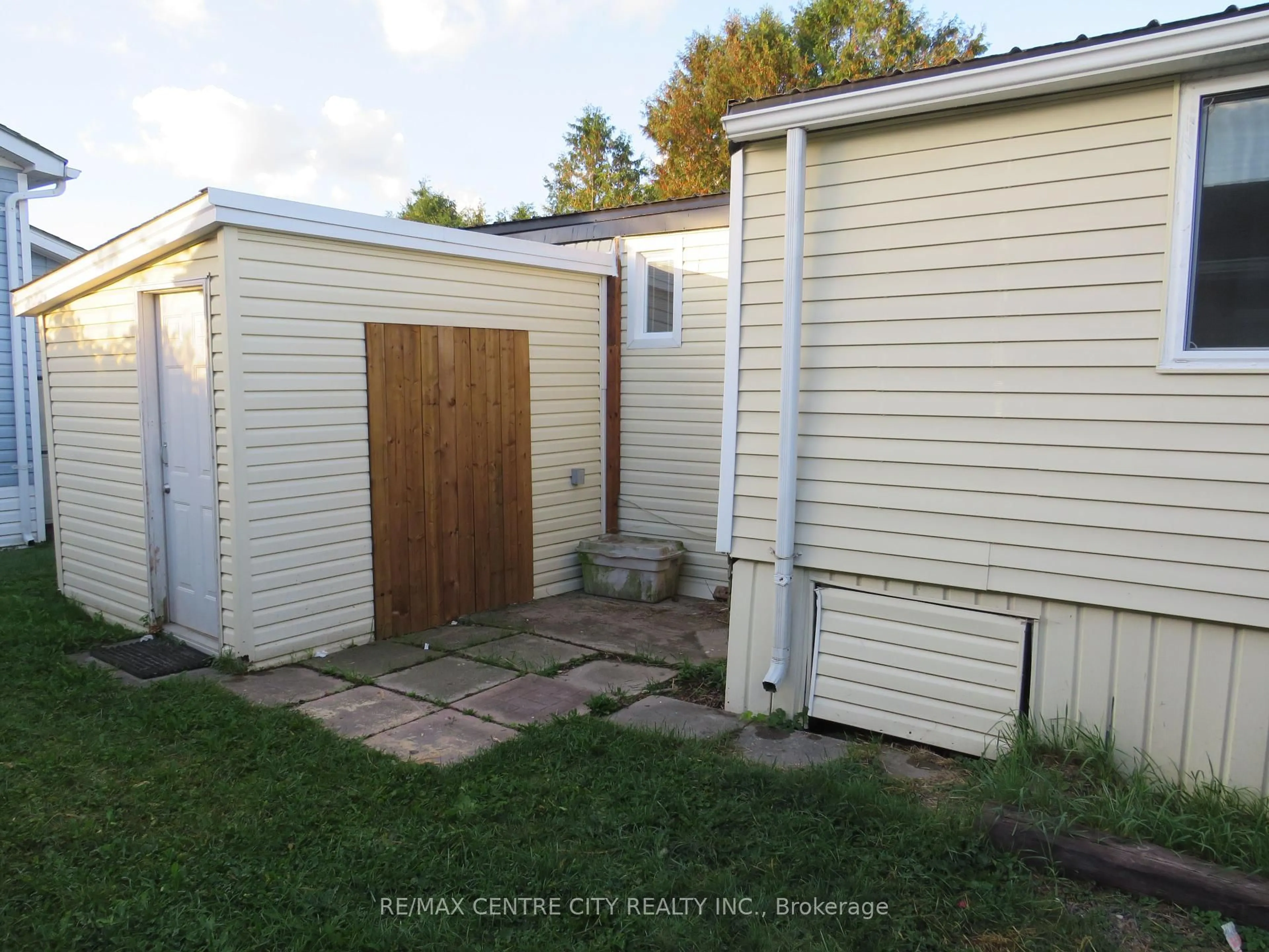 Shed for 2189 Dundas St #90, London East Ontario N5V 1H3