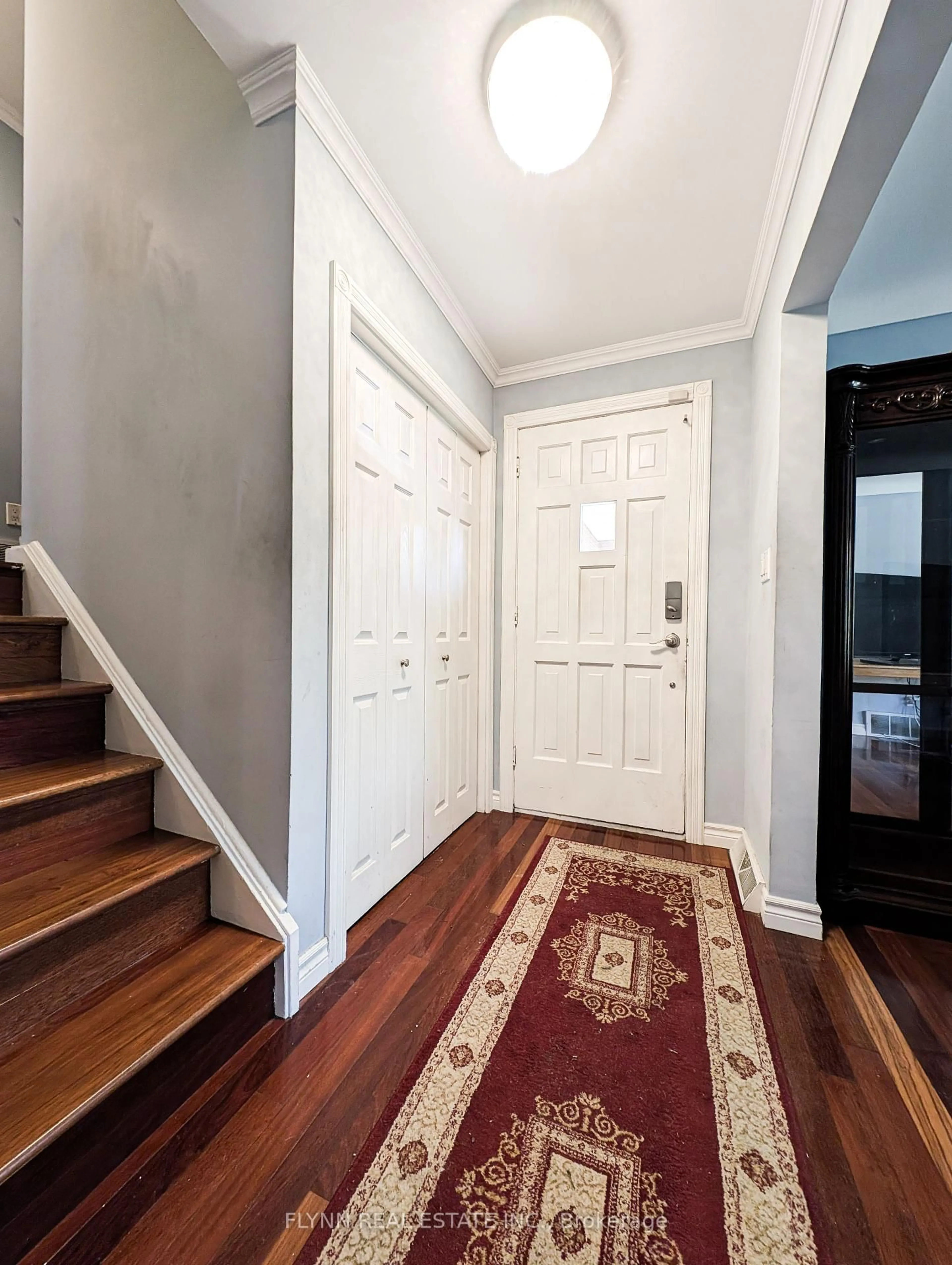 Indoor entryway for 6707 CRAWFORD St, Niagara Falls Ontario L2E 5Z3