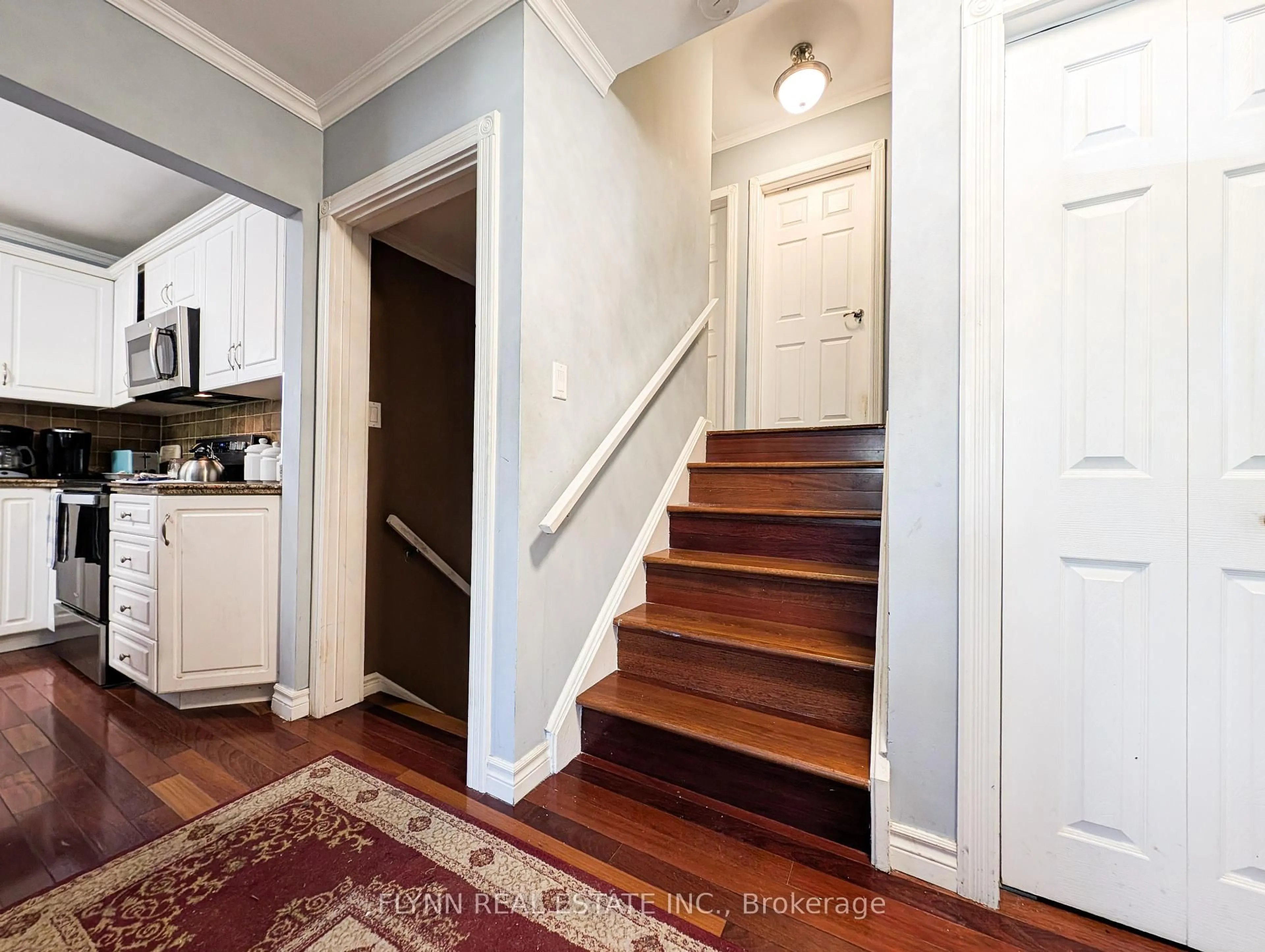 Indoor entryway for 6707 CRAWFORD St, Niagara Falls Ontario L2E 5Z3