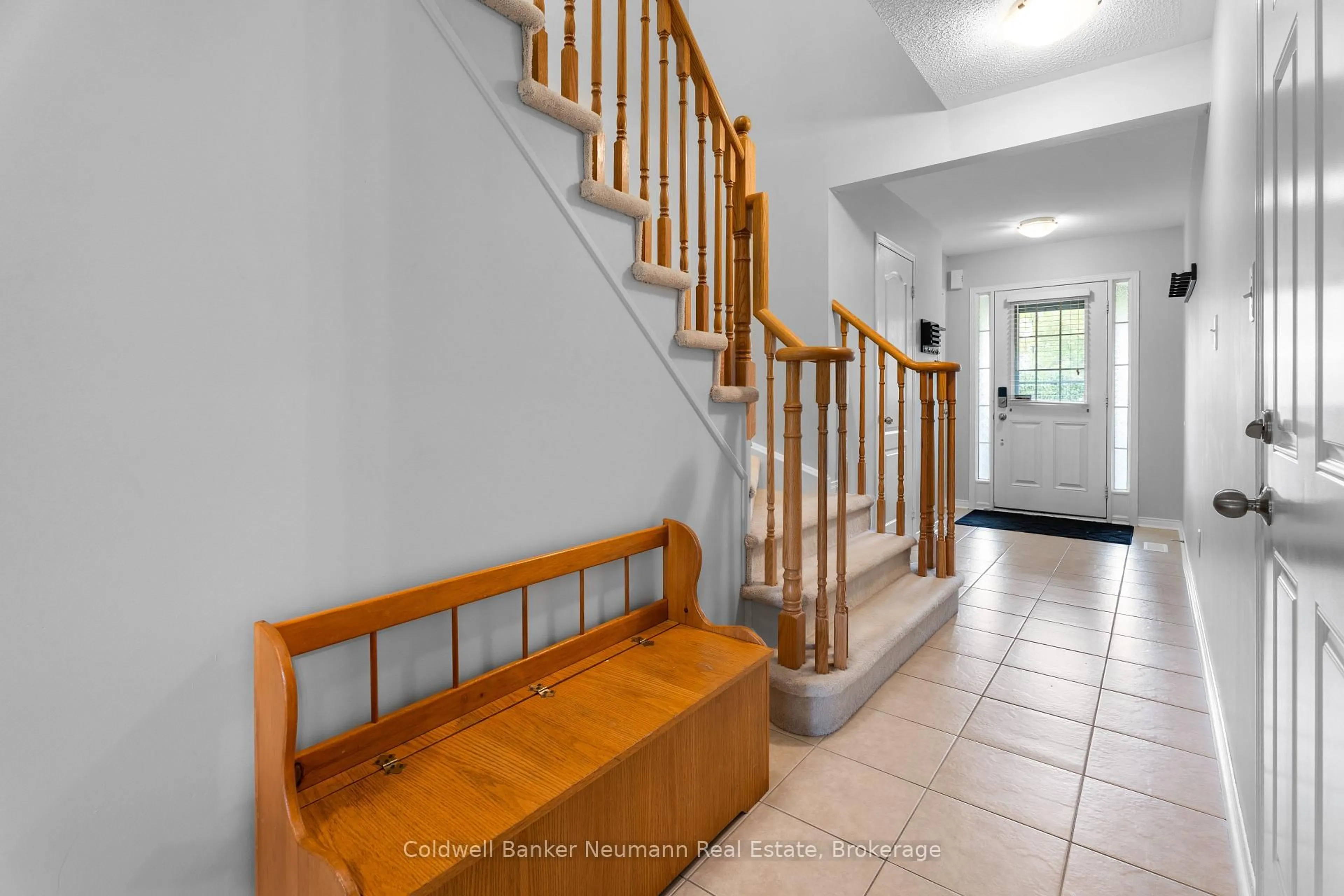 Indoor foyer for 1035 Victoria Rd #71, Guelph Ontario N1L 0H5