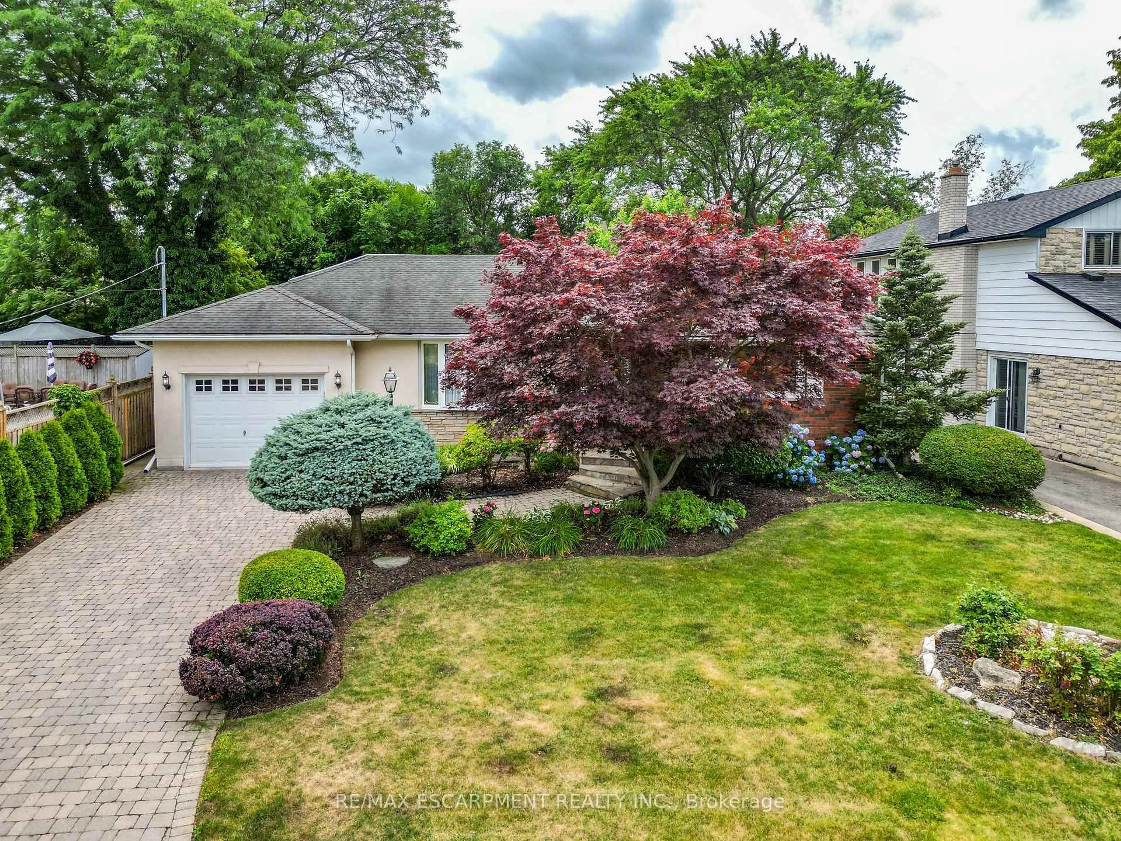 A pic from outside/outdoor area/front of a property/back of a property/a pic from drone, street for 95 Mountain Ave, Hamilton Ontario L8G 3P6