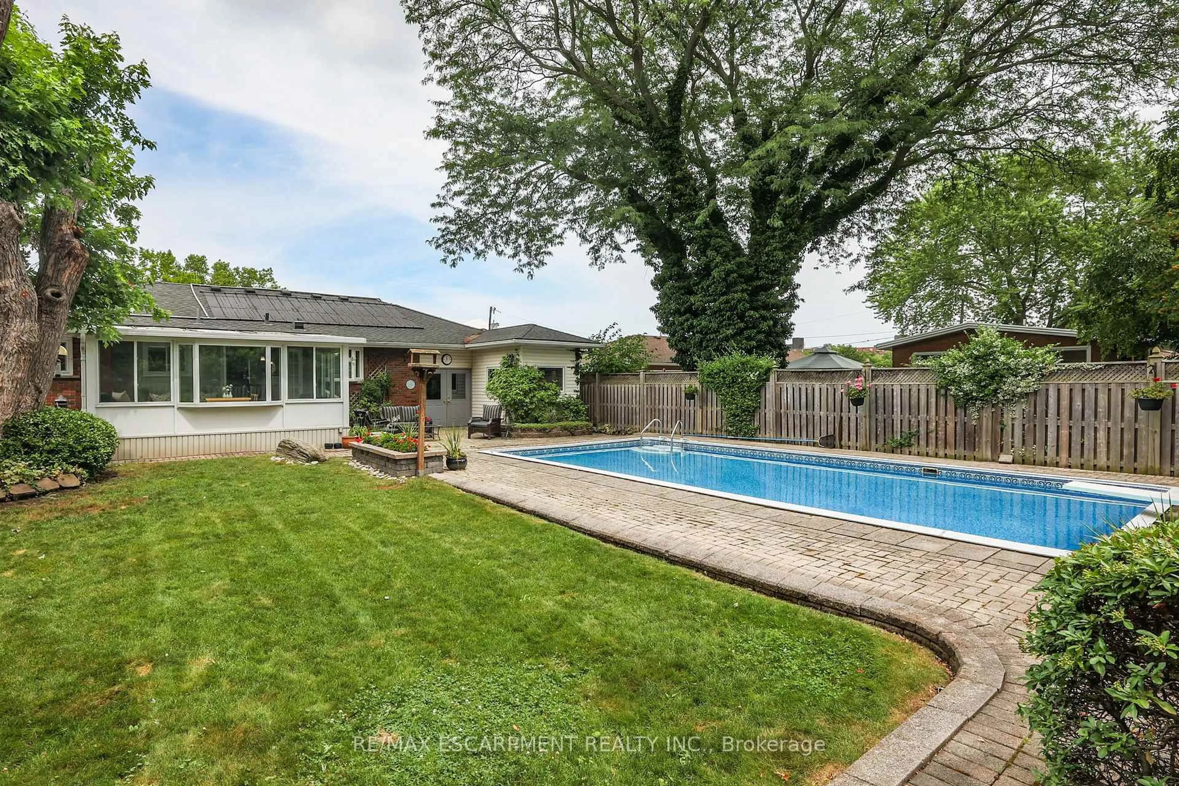 A pic from outside/outdoor area/front of a property/back of a property/a pic from drone, street for 95 Mountain Ave, Hamilton Ontario L8G 3P6