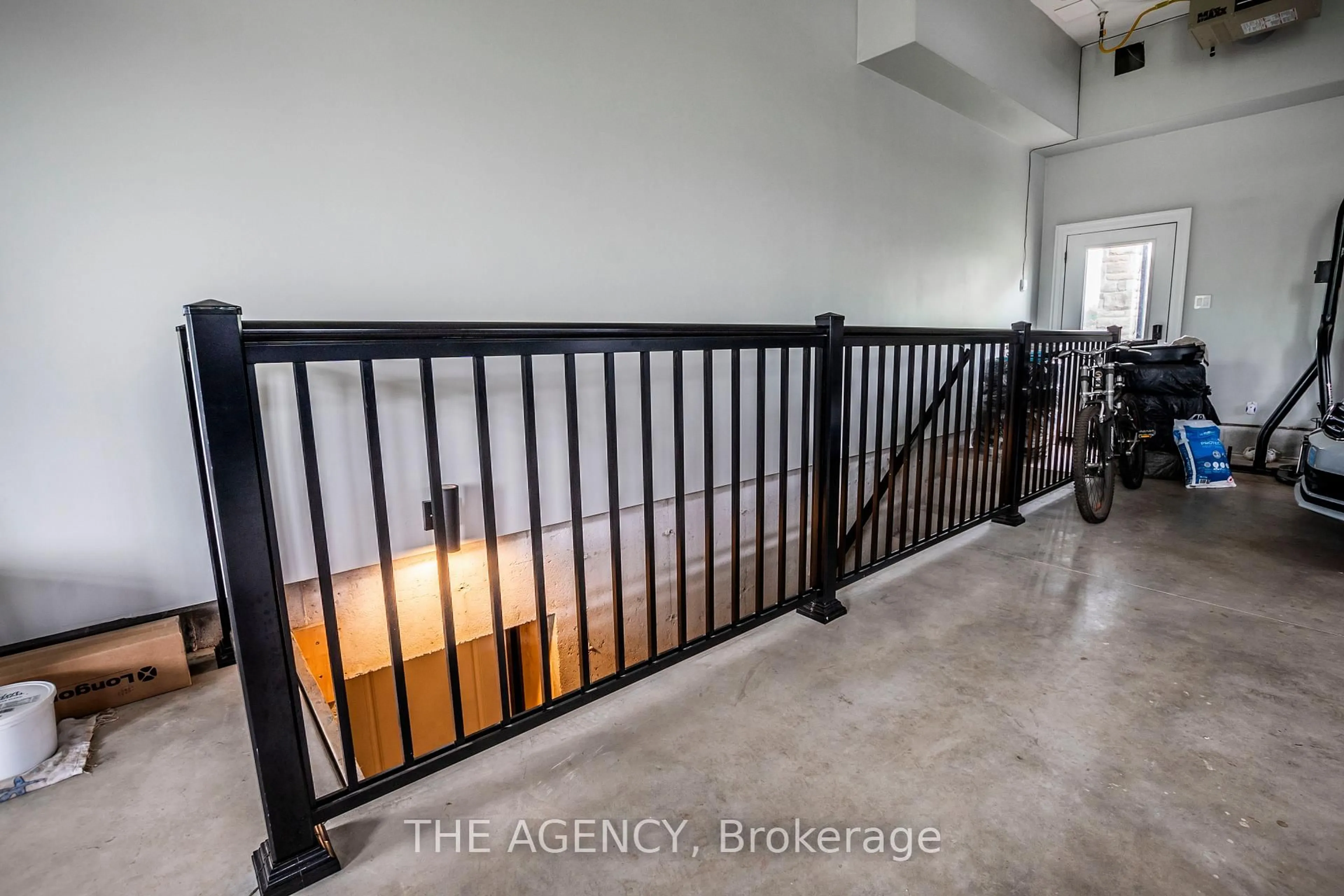 Indoor entryway for 7645 Maltby Rd, Puslinch Ontario N0B 2J0
