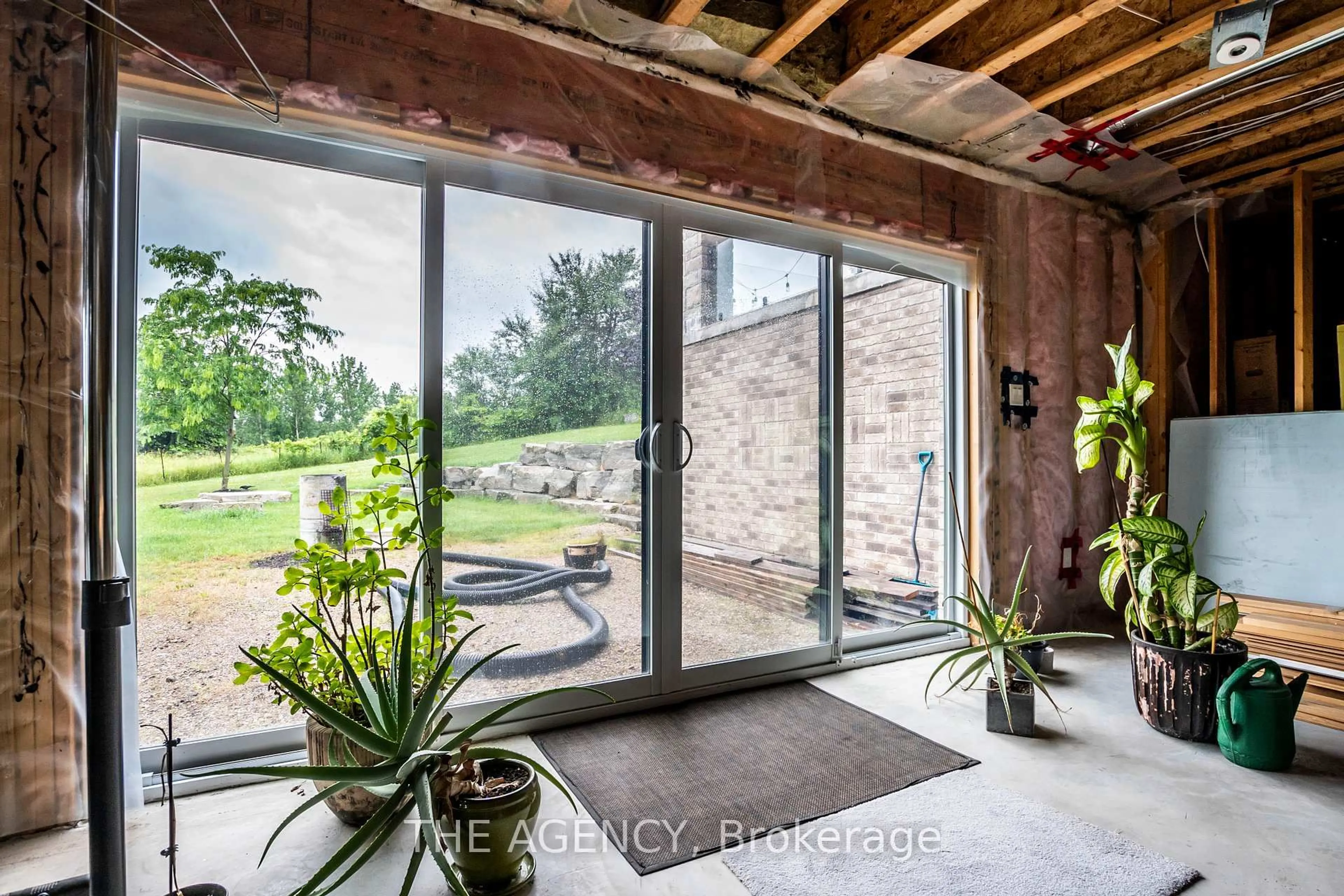 Indoor entryway for 7645 Maltby Rd, Puslinch Ontario N0B 2J0