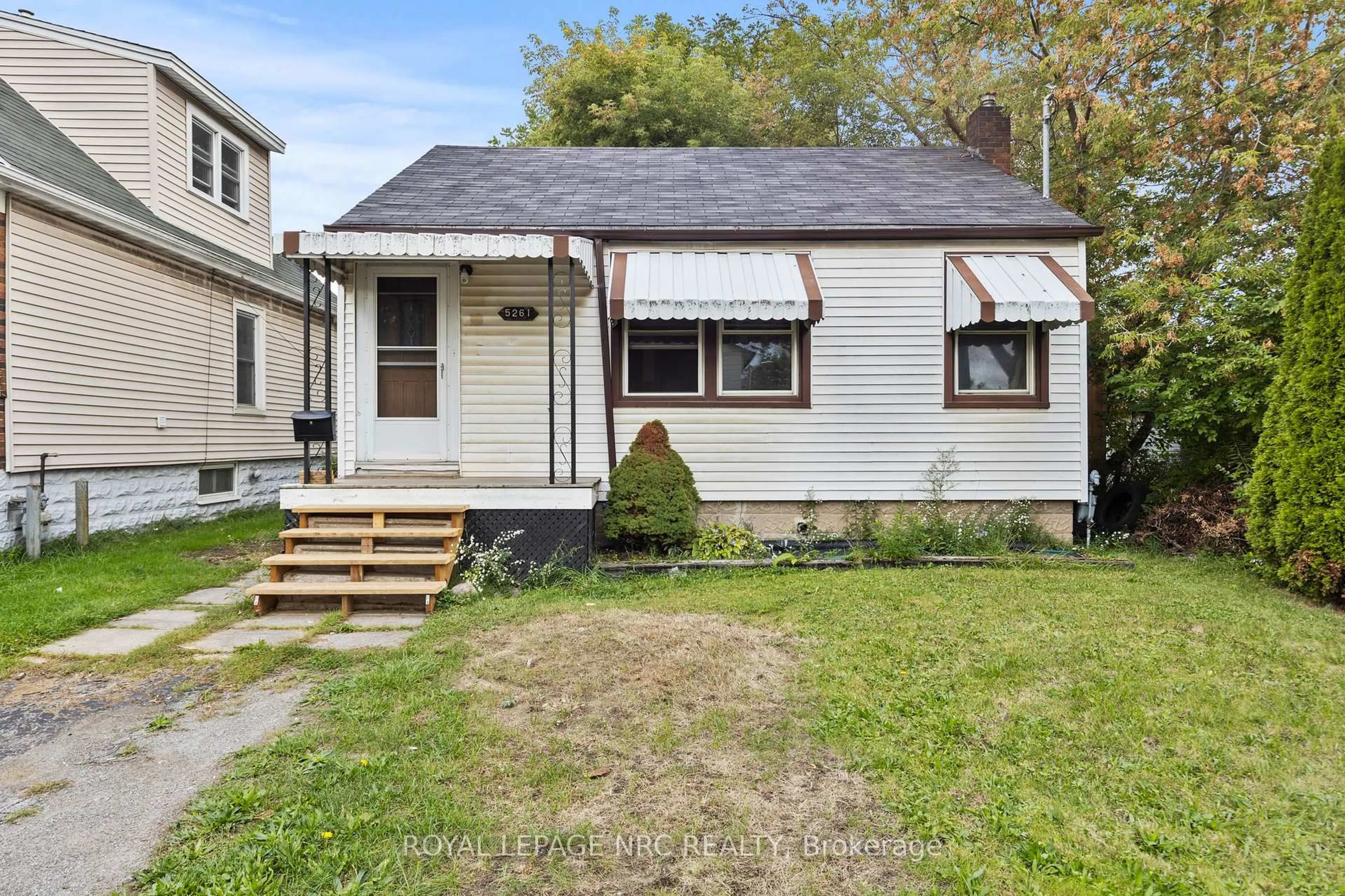Home with vinyl exterior material, street for 5261 Buchanan Ave, Niagara Falls Ontario L2E 5A7