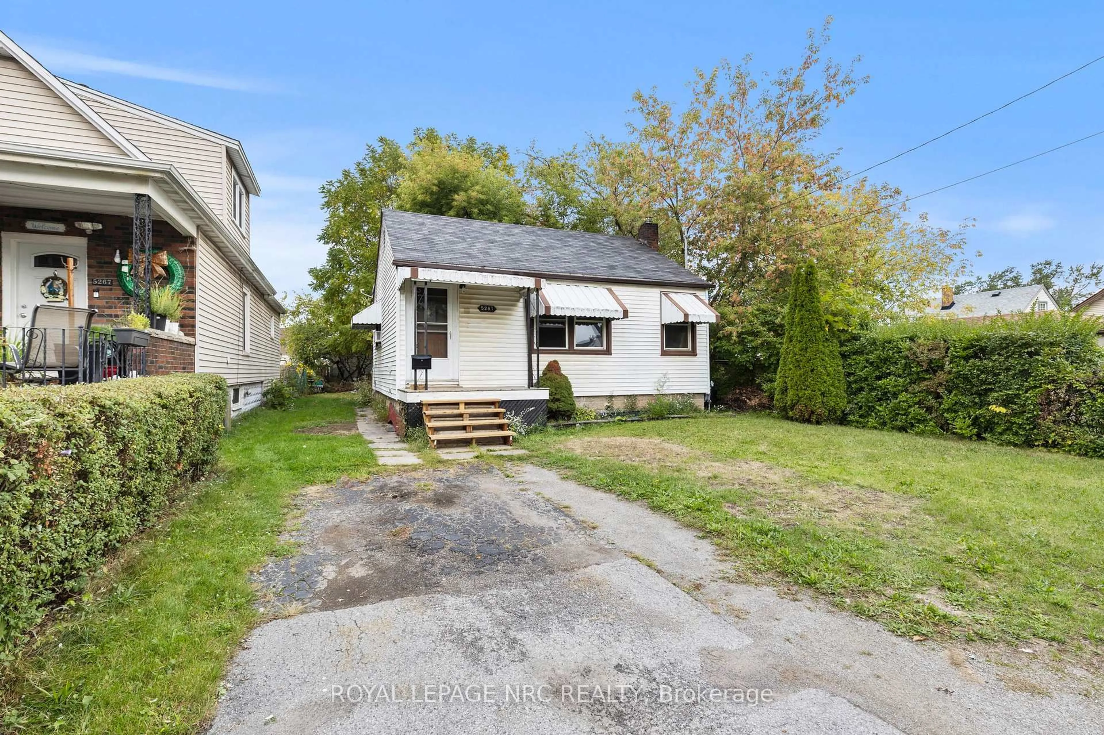 A pic from outside/outdoor area/front of a property/back of a property/a pic from drone, street for 5261 Buchanan Ave, Niagara Falls Ontario L2E 5A7