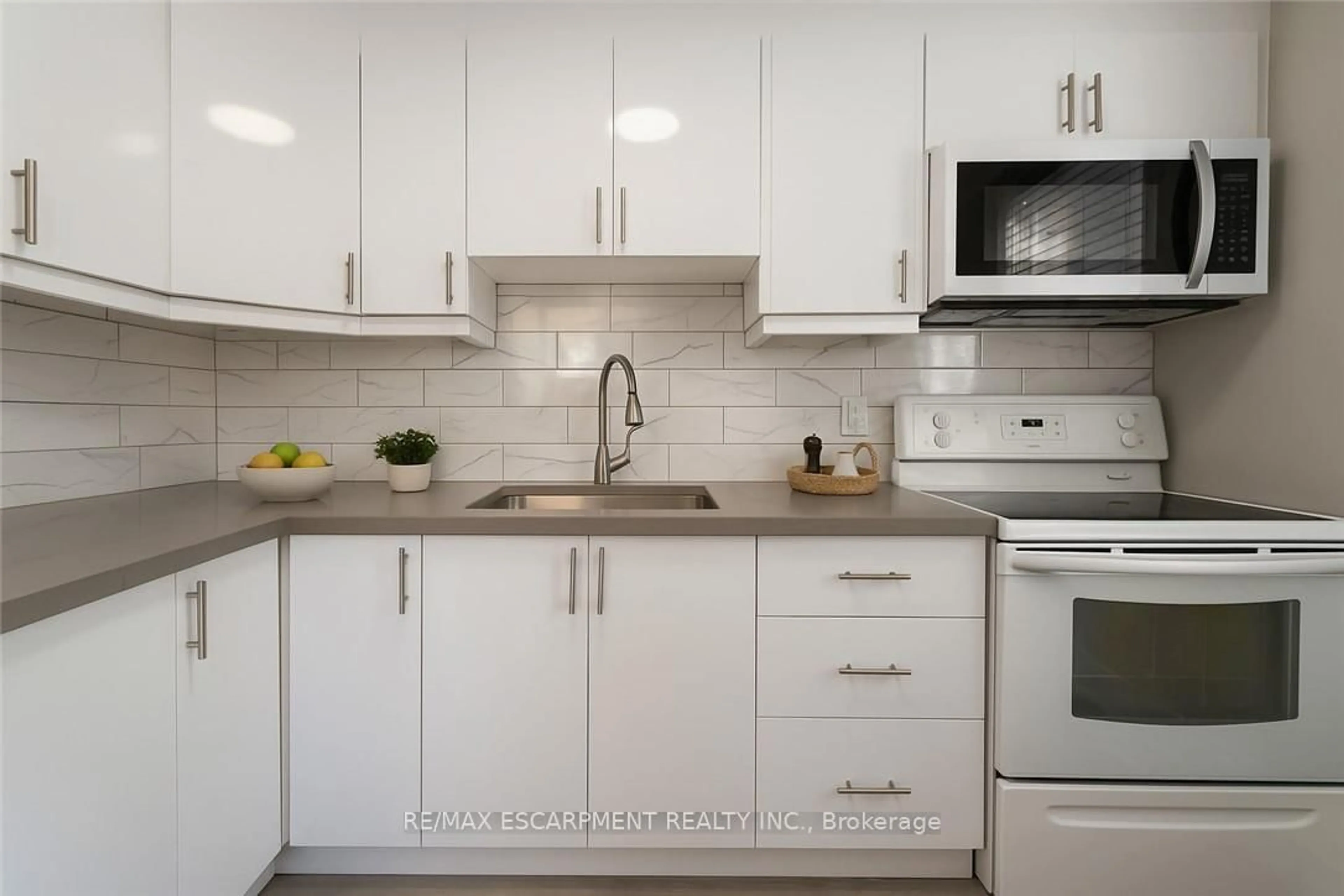 Standard kitchen, ceramic/tile floor for 187 Barton St, Hamilton Ontario L8R 2H3