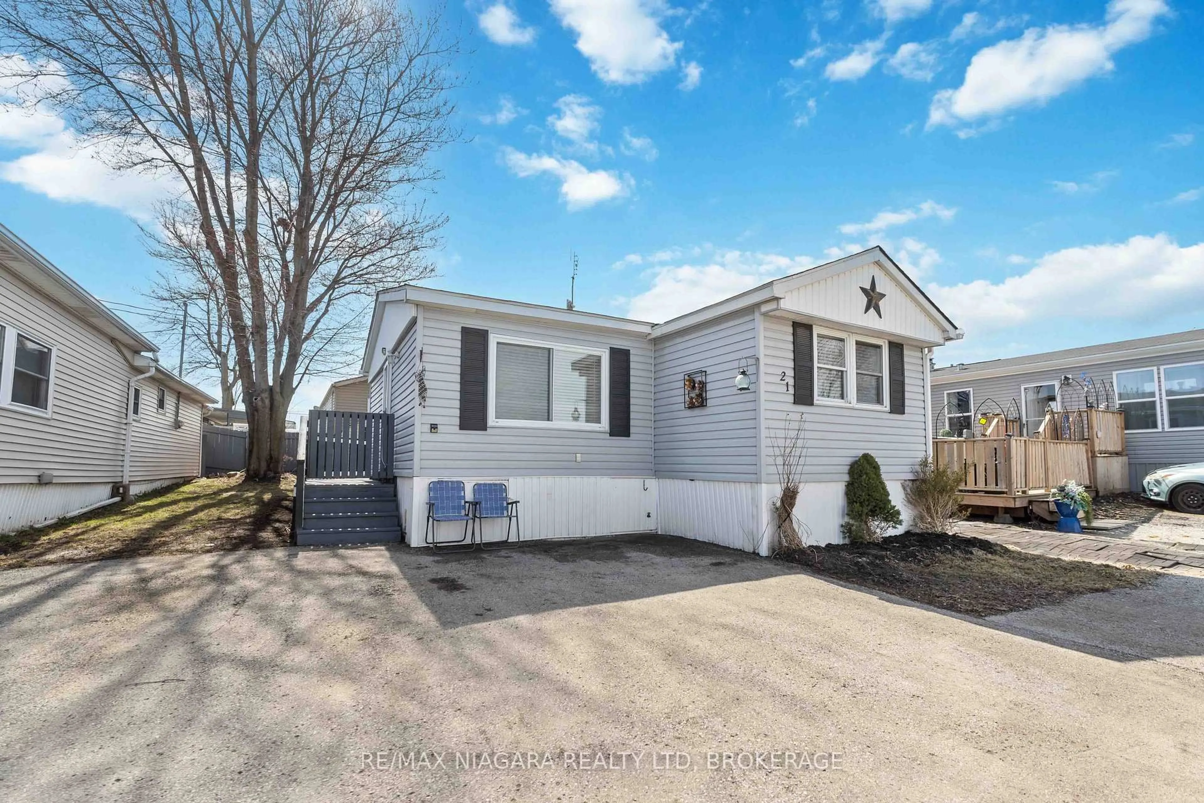 Home with vinyl exterior material, street for 2175 MEWBURN Rd #21, Niagara Falls Ontario L2E 6S4