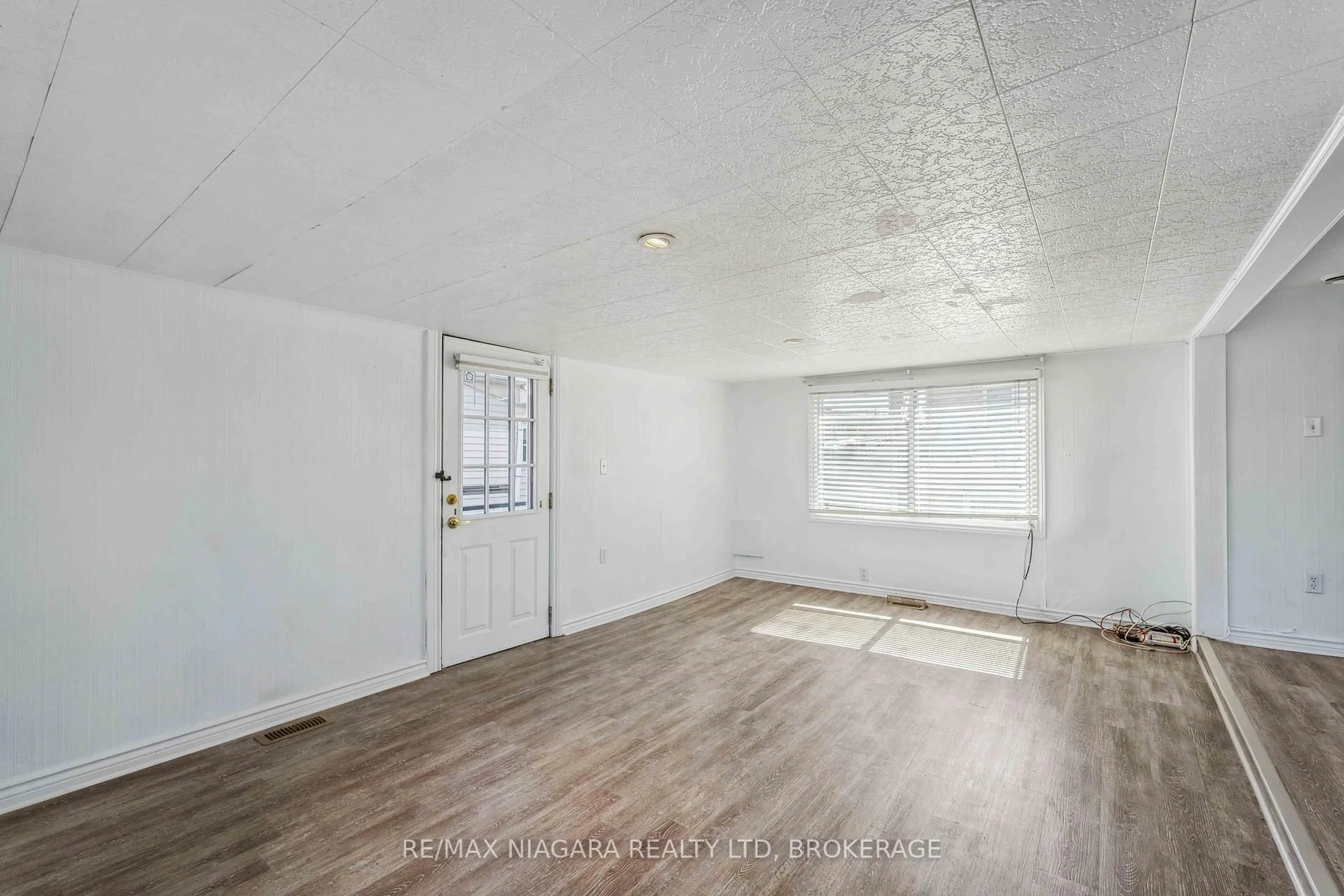 A pic of a room for 2175 MEWBURN Rd #21, Niagara Falls Ontario L2E 6S4