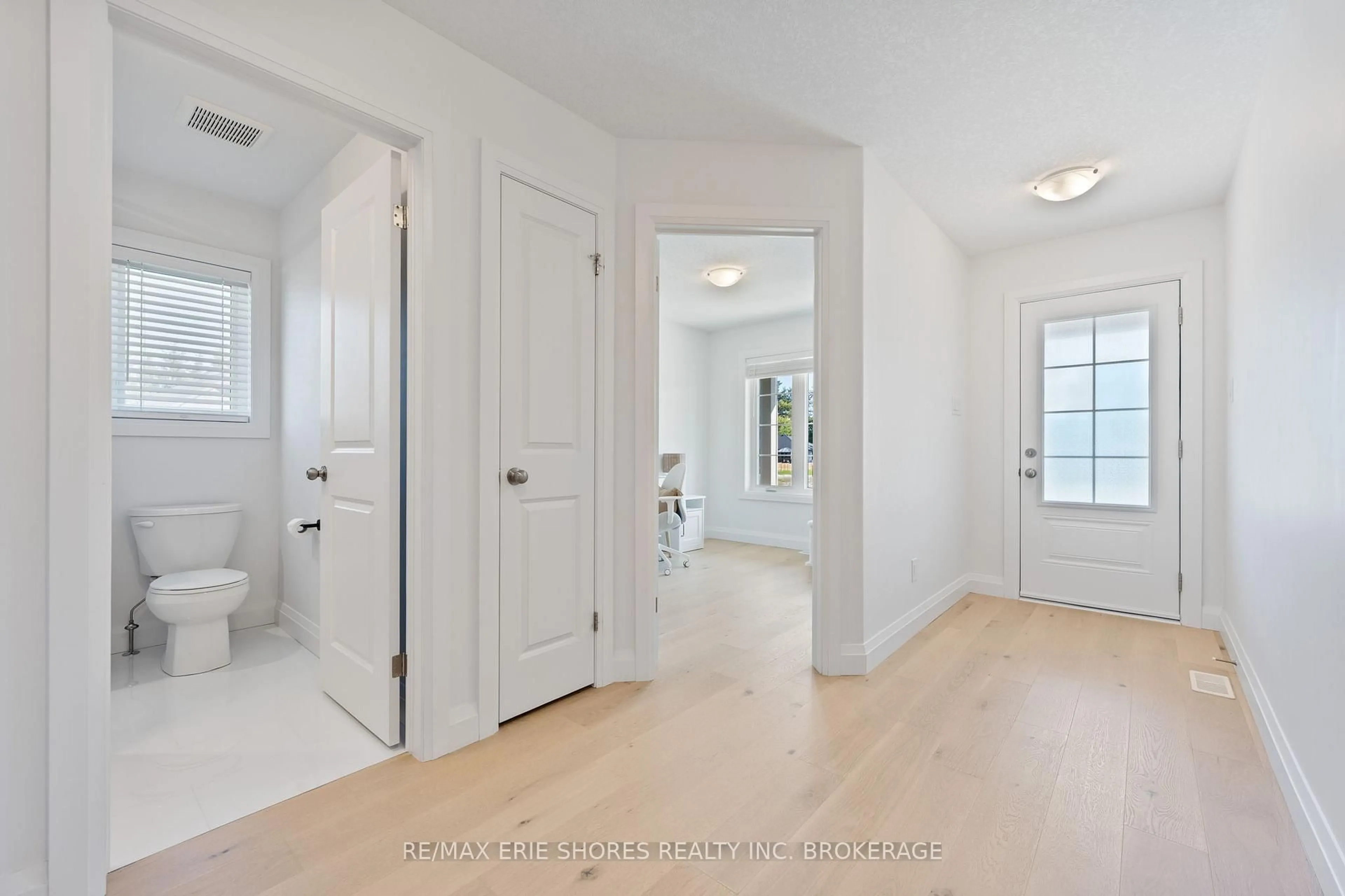 Indoor entryway for 1 Peachleaf Lane, Norfolk Ontario N0E 1Y0