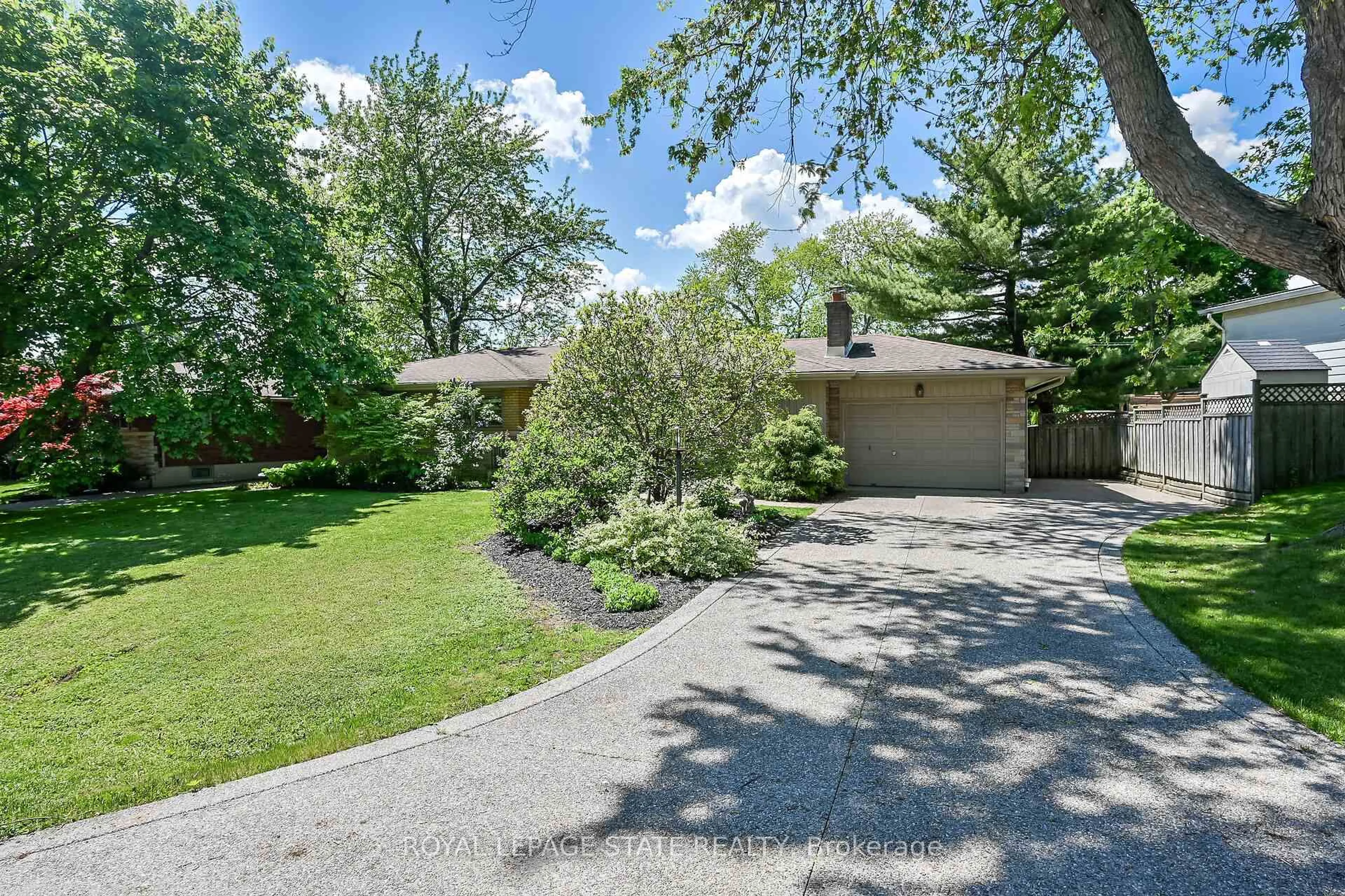 A pic from outside/outdoor area/front of a property/back of a property/a pic from drone, street for 128 Oneida Blvd, Hamilton Ontario L9G 3C9