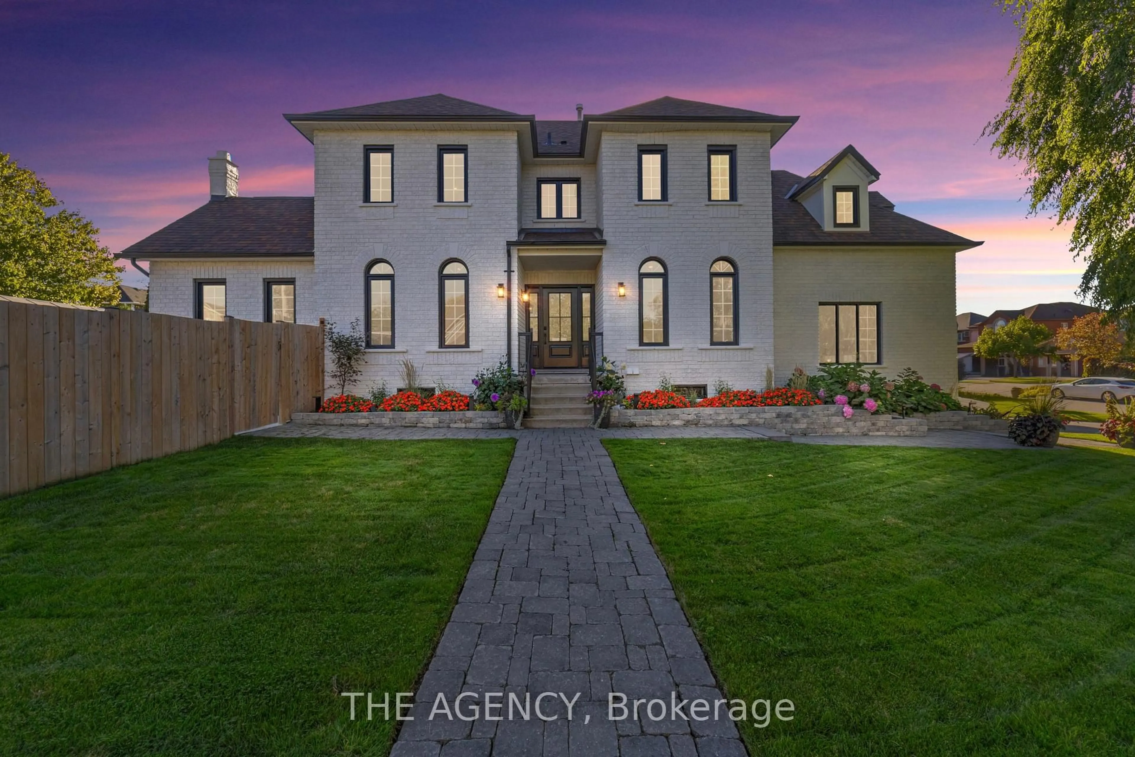 A pic from outside/outdoor area/front of a property/back of a property/a pic from drone, building for 28 Fenwick Pl, Hamilton Ontario L8B 0P5